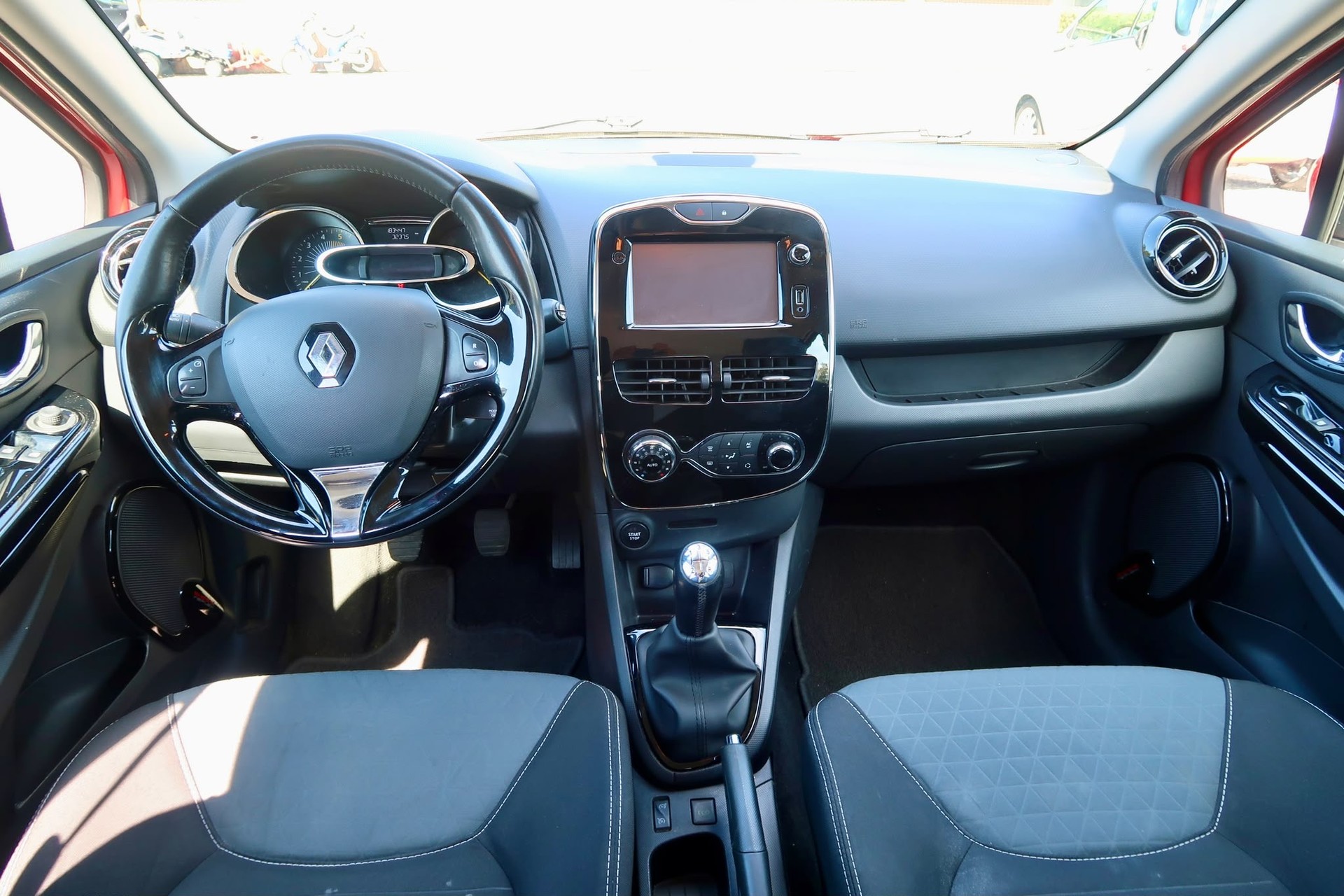 RENAULT Clio 1.5 dCi Swiss Edition-image-9