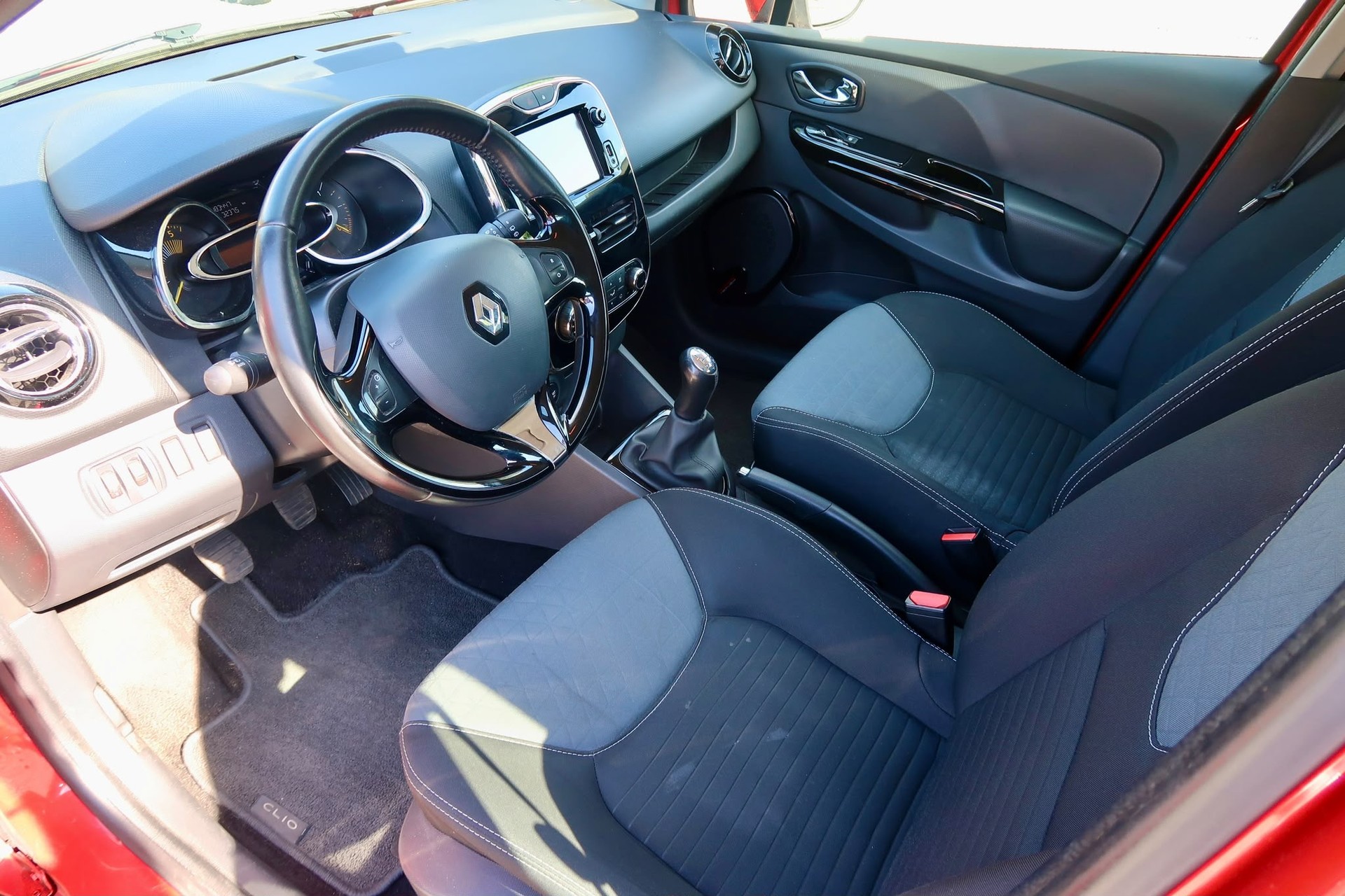 RENAULT Clio 1.5 dCi Swiss Edition-image-6
