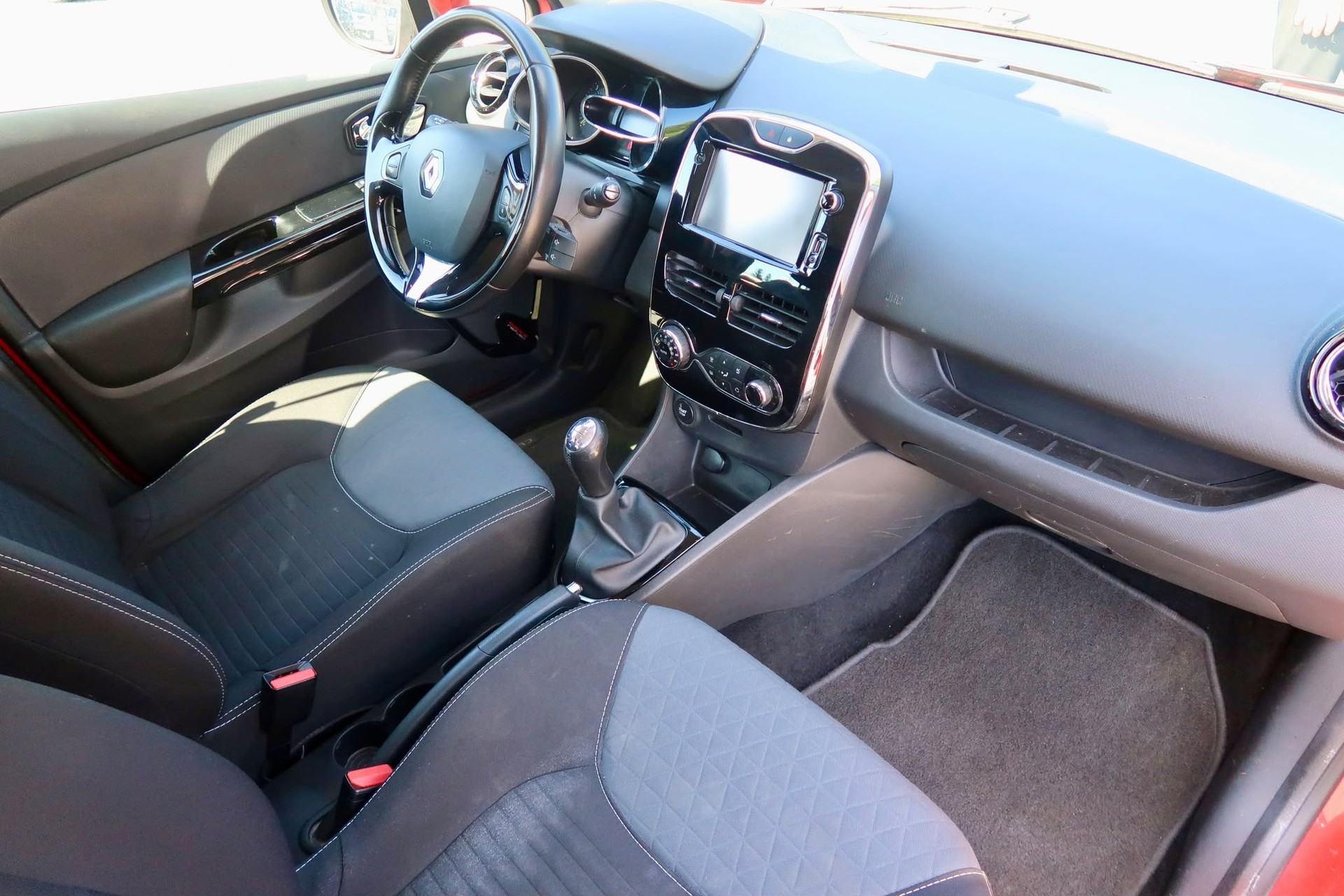 RENAULT Clio 1.5 dCi Swiss Edition-image-8