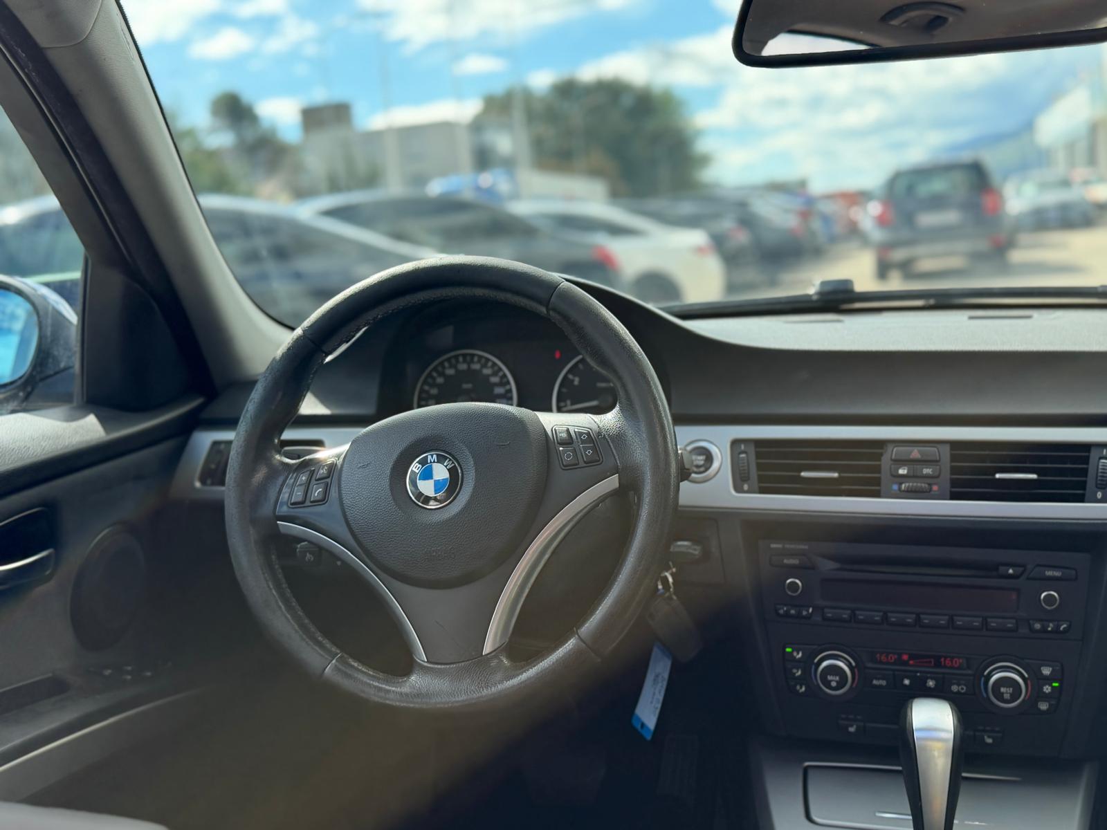 BMW 320i-image-8