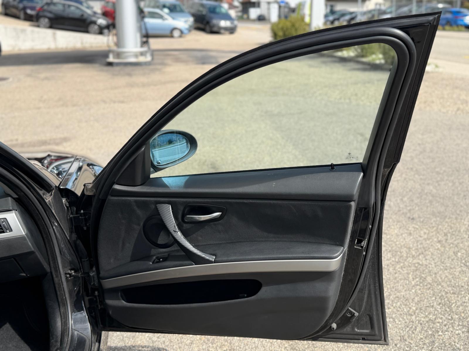 BMW 320i-image-9