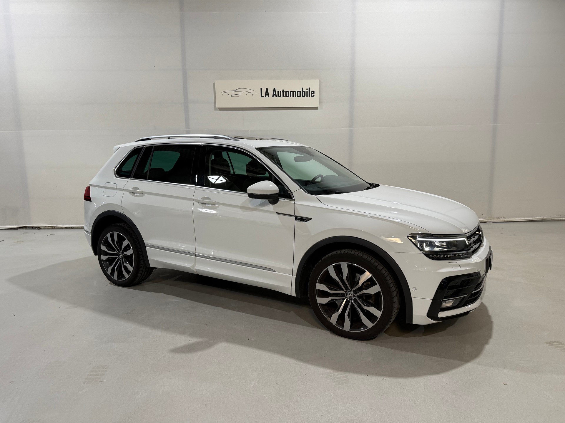 VW Tiguan 2.0 TDI SCR Highline R-LINE 4Motion DSG-image-5