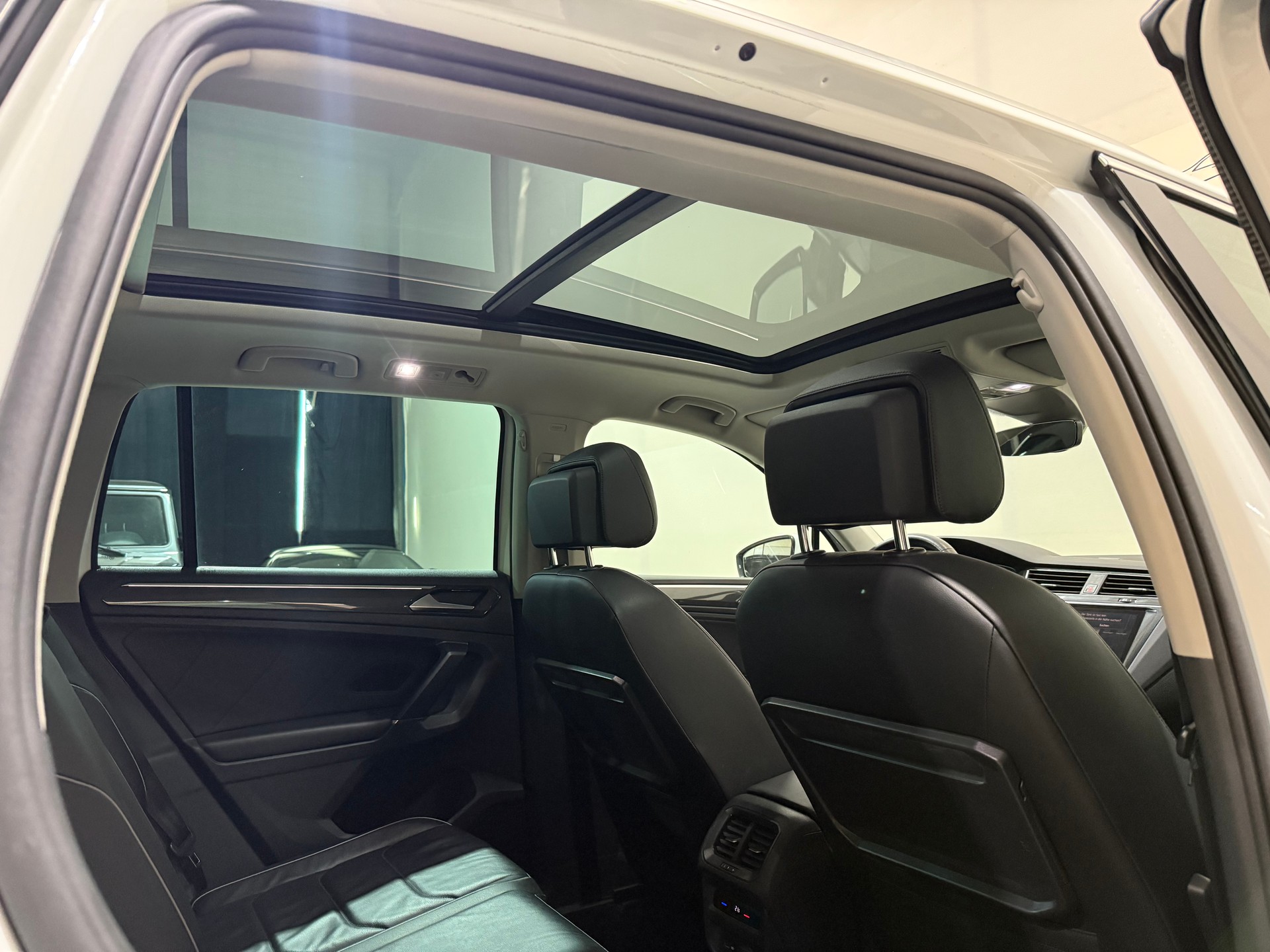 VW Tiguan 2.0 TDI SCR Highline R-LINE 4Motion DSG-image-15