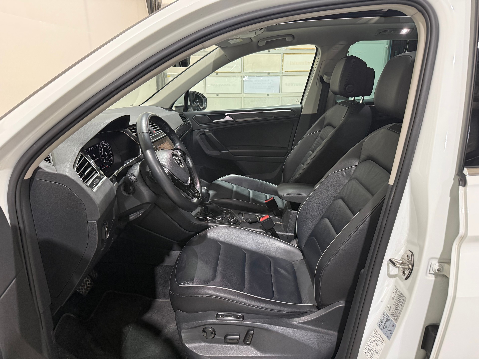 VW Tiguan 2.0 TDI SCR Highline R-LINE 4Motion DSG-image-12