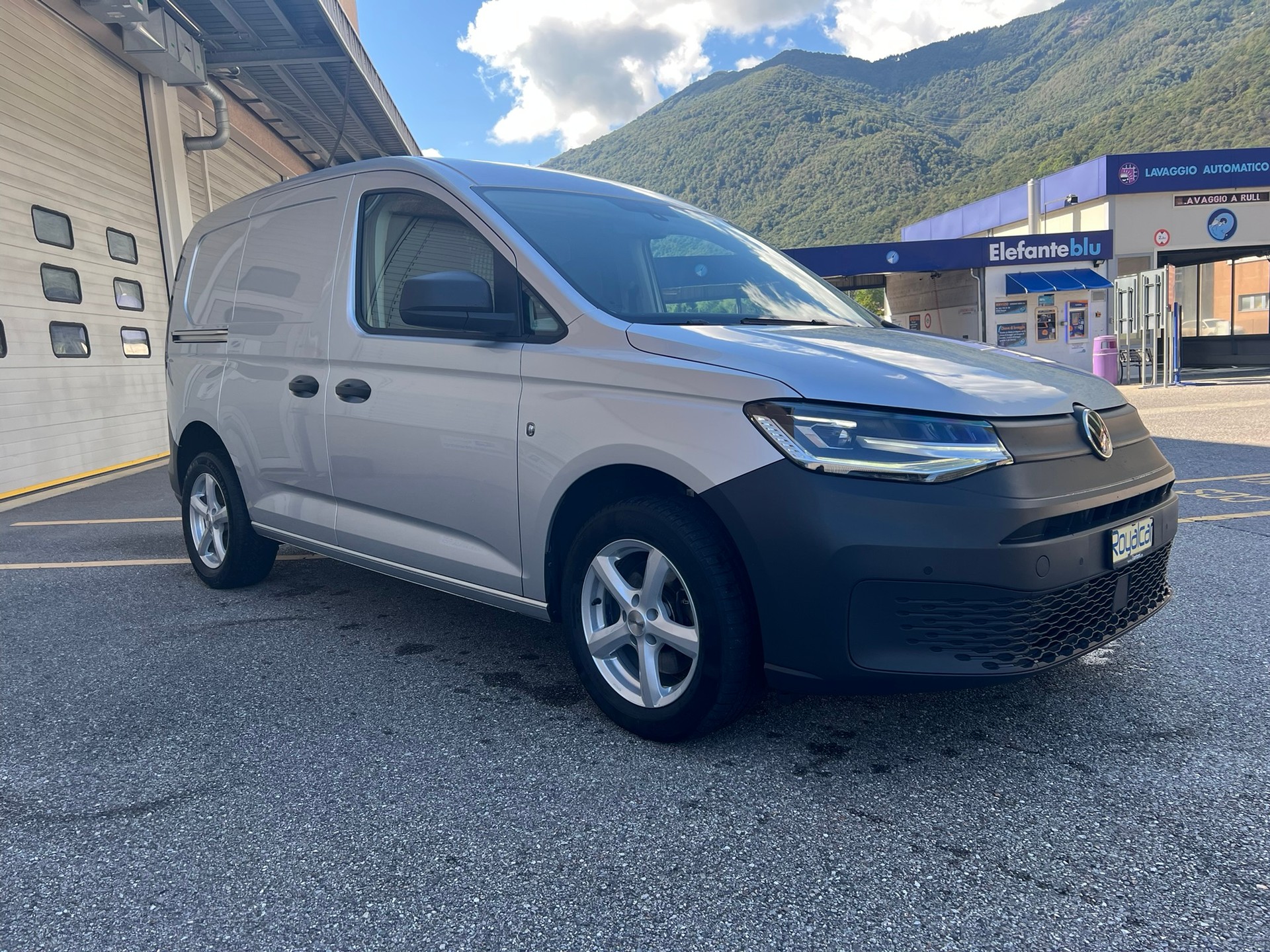 VW Caddy Cargo 2.0TDI 4Motion-image-1