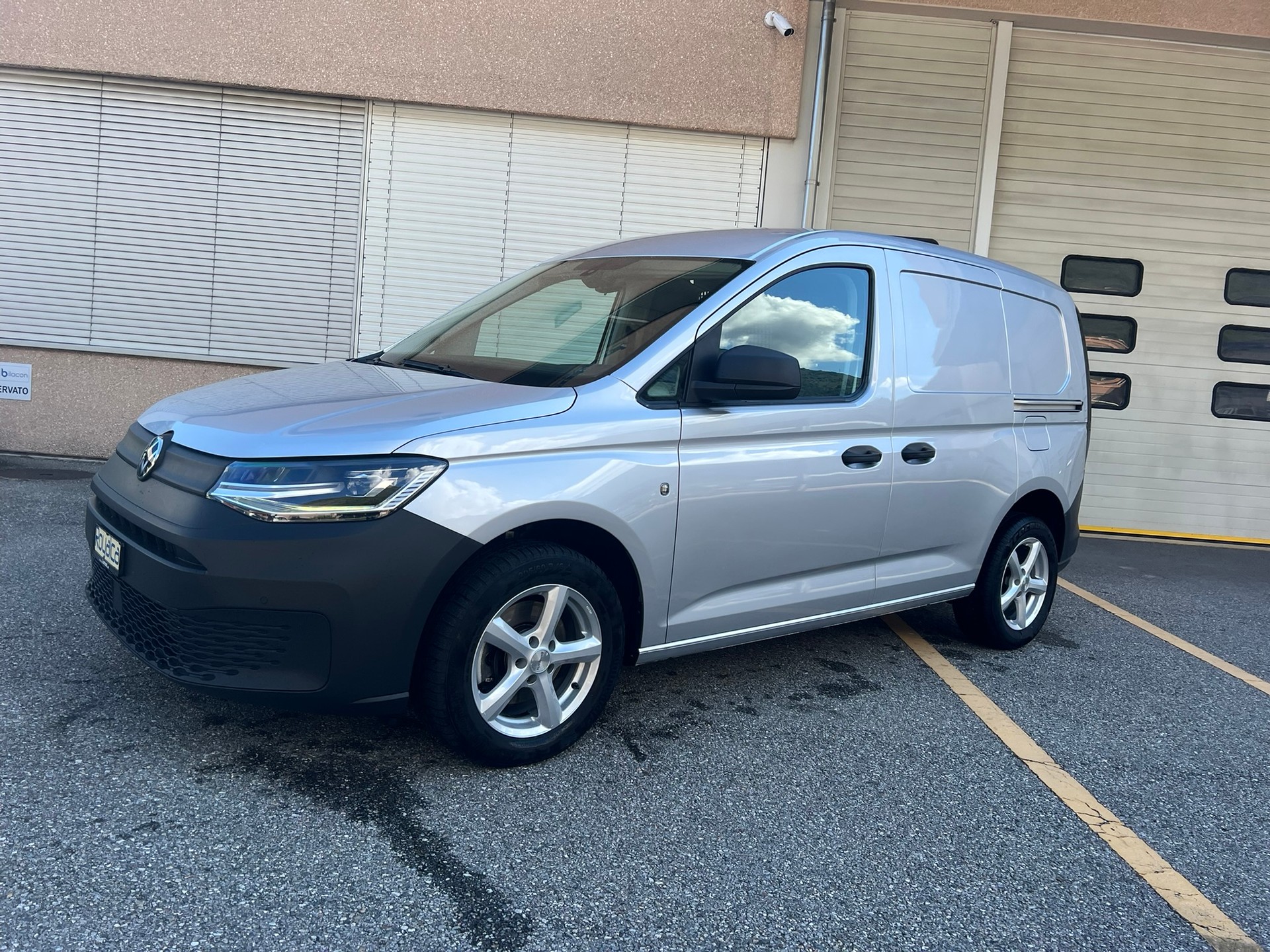 VW Caddy Cargo 2.0TDI 4Motion-image-0