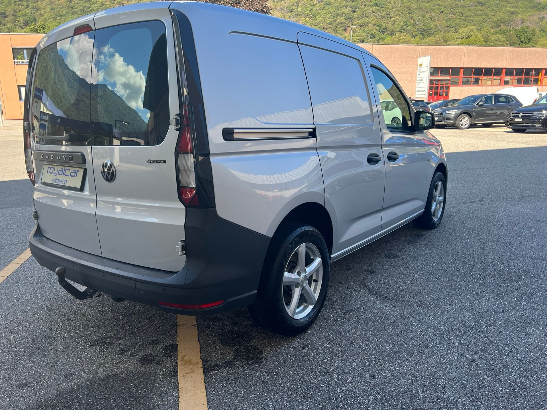 VW Caddy Cargo 2.0TDI 4Motion-image-4