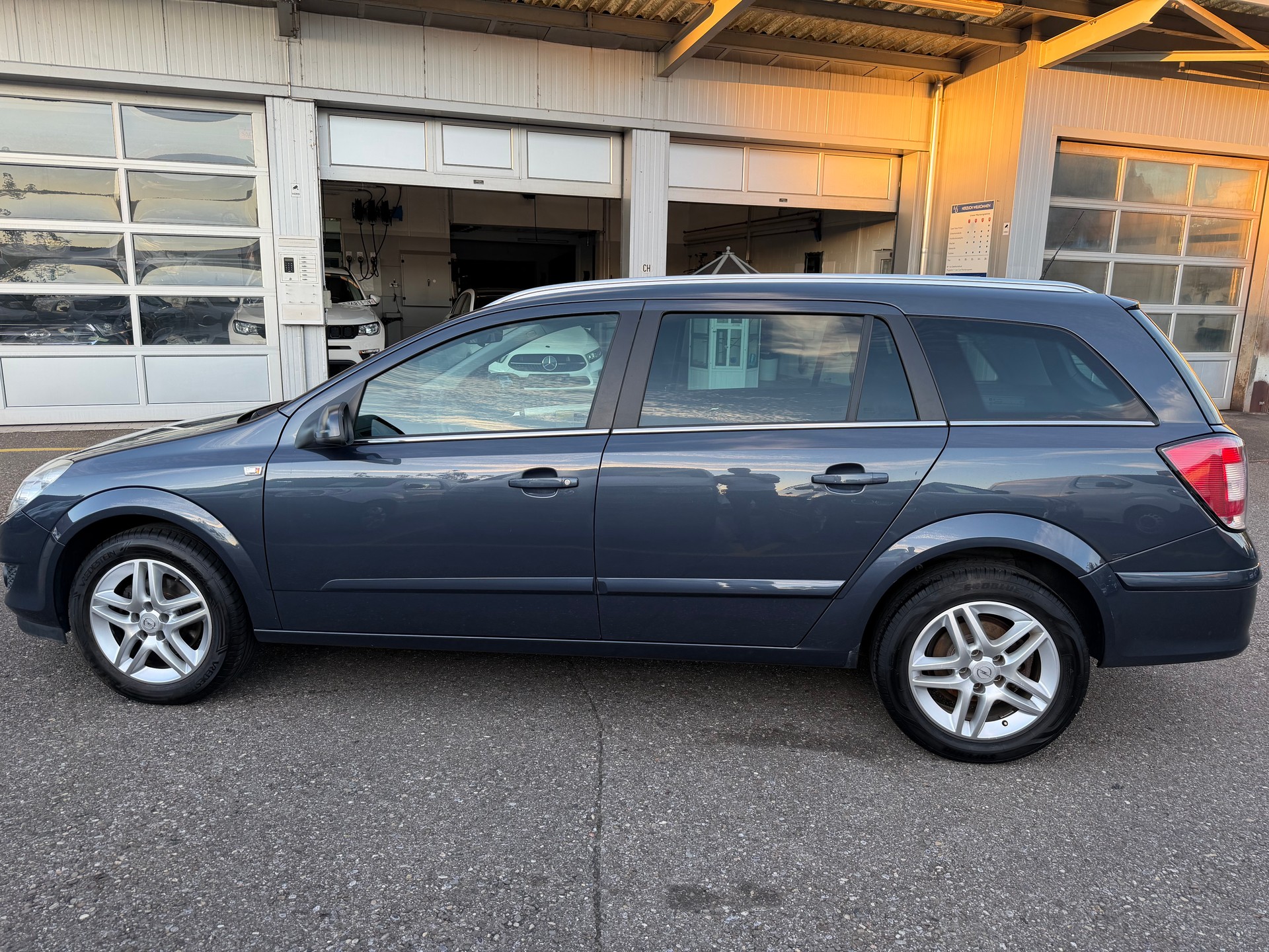 OPEL Astra Caravan 1.8i 16V Enjoy-image-2