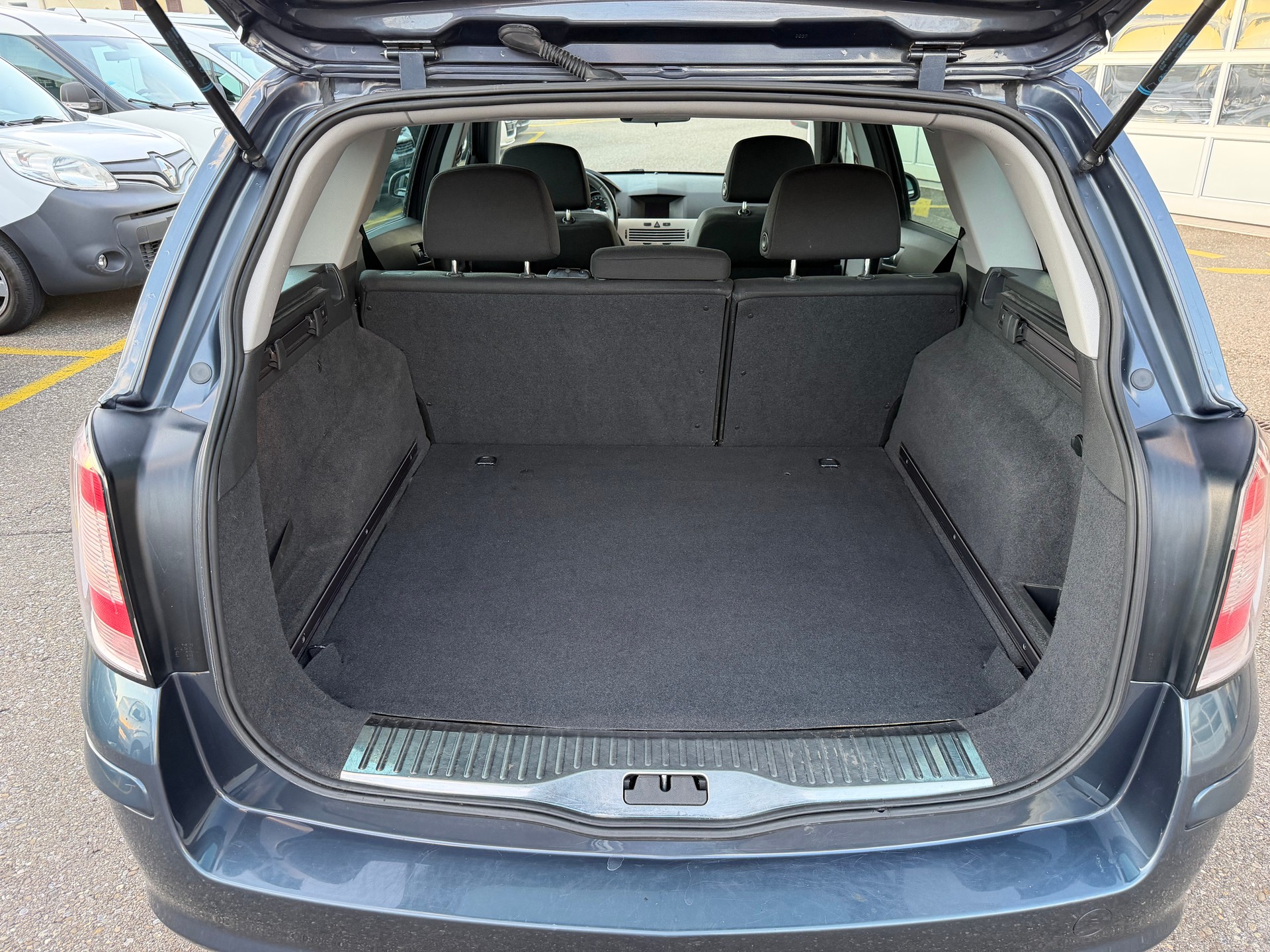 OPEL Astra Caravan 1.8i 16V Enjoy-image-13