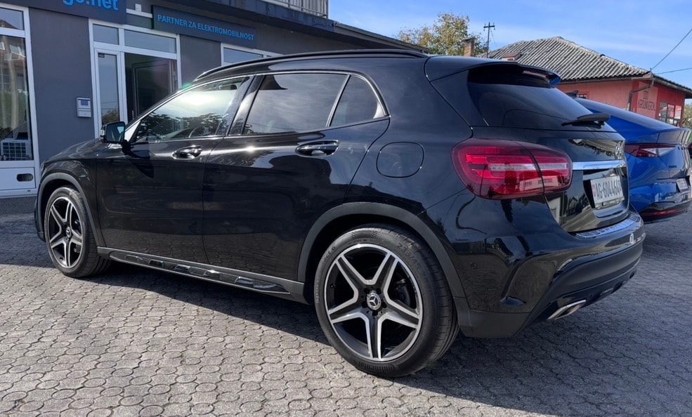 MERCEDES-BENZ GLA 250 AMG Line 4m-image-2