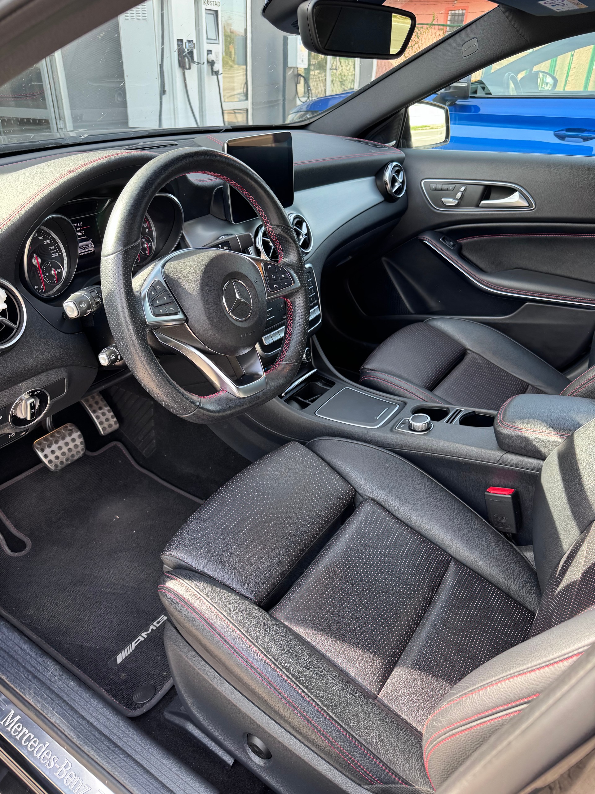 MERCEDES-BENZ GLA 250 AMG Line 4m-image-4