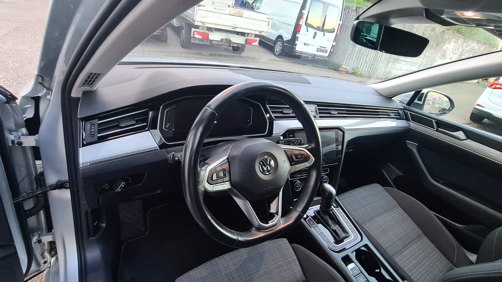 VW Passat Variant 1.6 TDI Business DSG ** Gr-Navi ** RF-Kamera ** Sitzheizung ** Abstandsregelsysteme ** PDC ** Frisch Ab MFK **-image-17