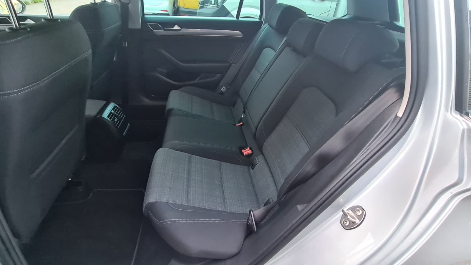VW Passat Variant 1.6 TDI Business DSG ** Gr-Navi ** RF-Kamera ** Sitzheizung ** Abstandsregelsysteme ** PDC ** Frisch Ab MFK **-image-19