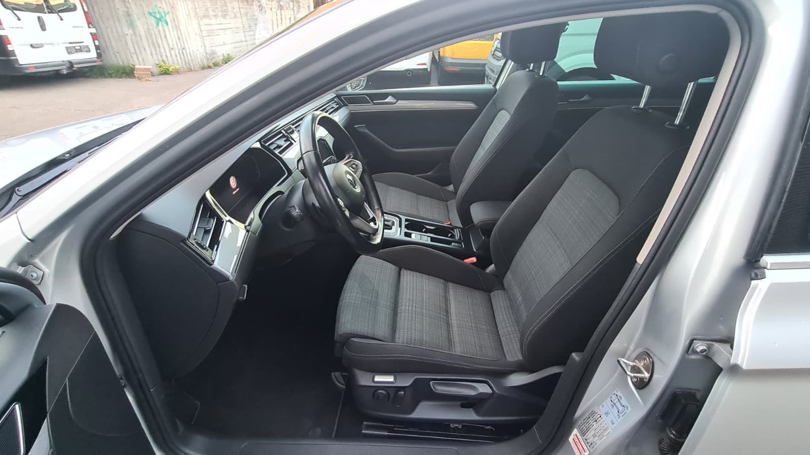 VW Passat Variant 1.6 TDI Business DSG ** Gr-Navi ** RF-Kamera ** Sitzheizung ** Abstandsregelsysteme ** PDC ** Frisch Ab MFK **-image-18