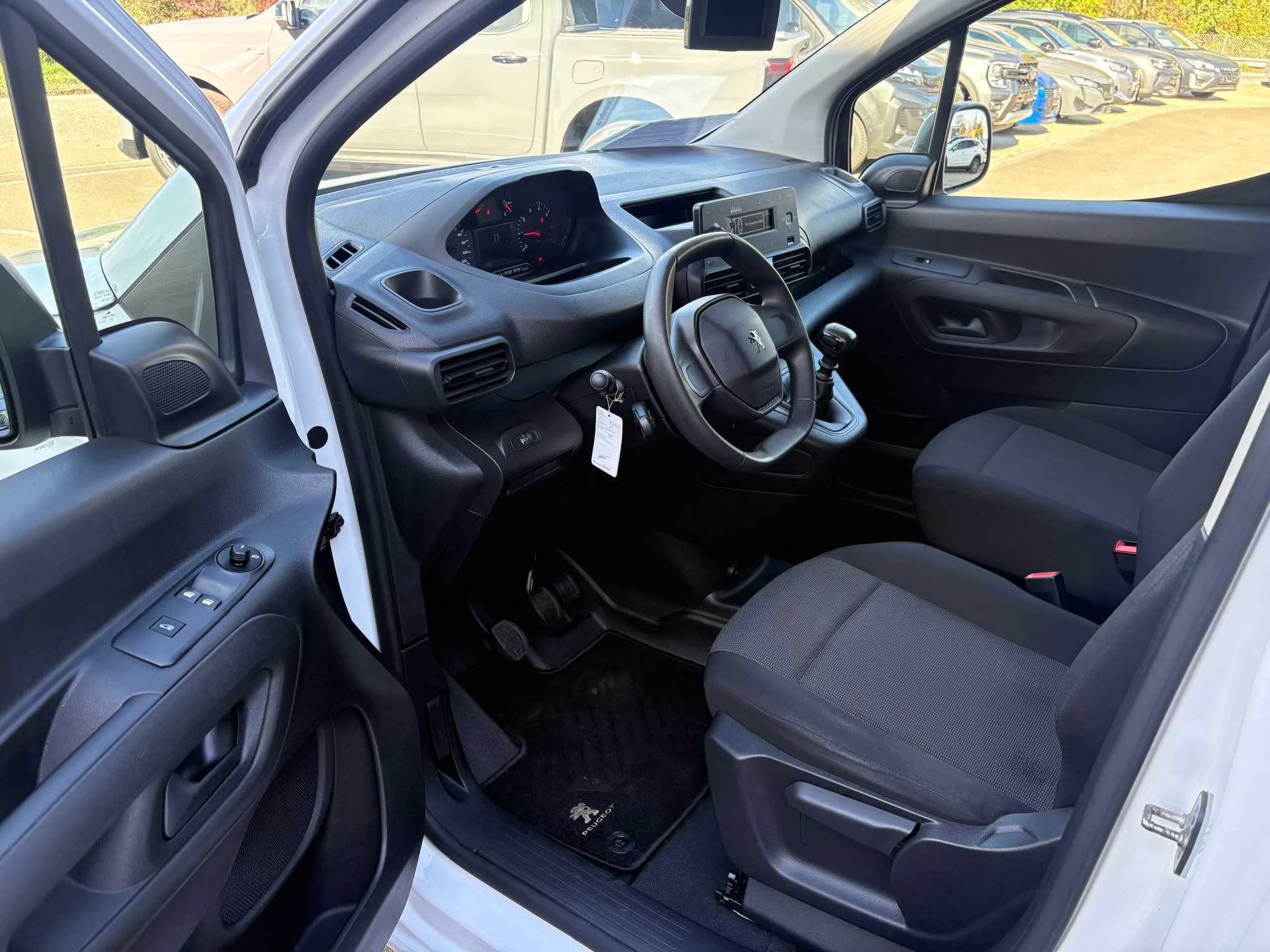 PEUGEOT Partner Kaw. 650 Standard 1.2 PureTech 110 Premium S/S-image-6