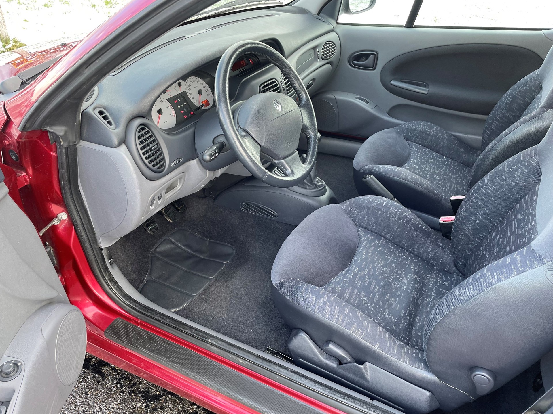 RENAULT Mégane 2.0 16V IDE Impulsion-image-4