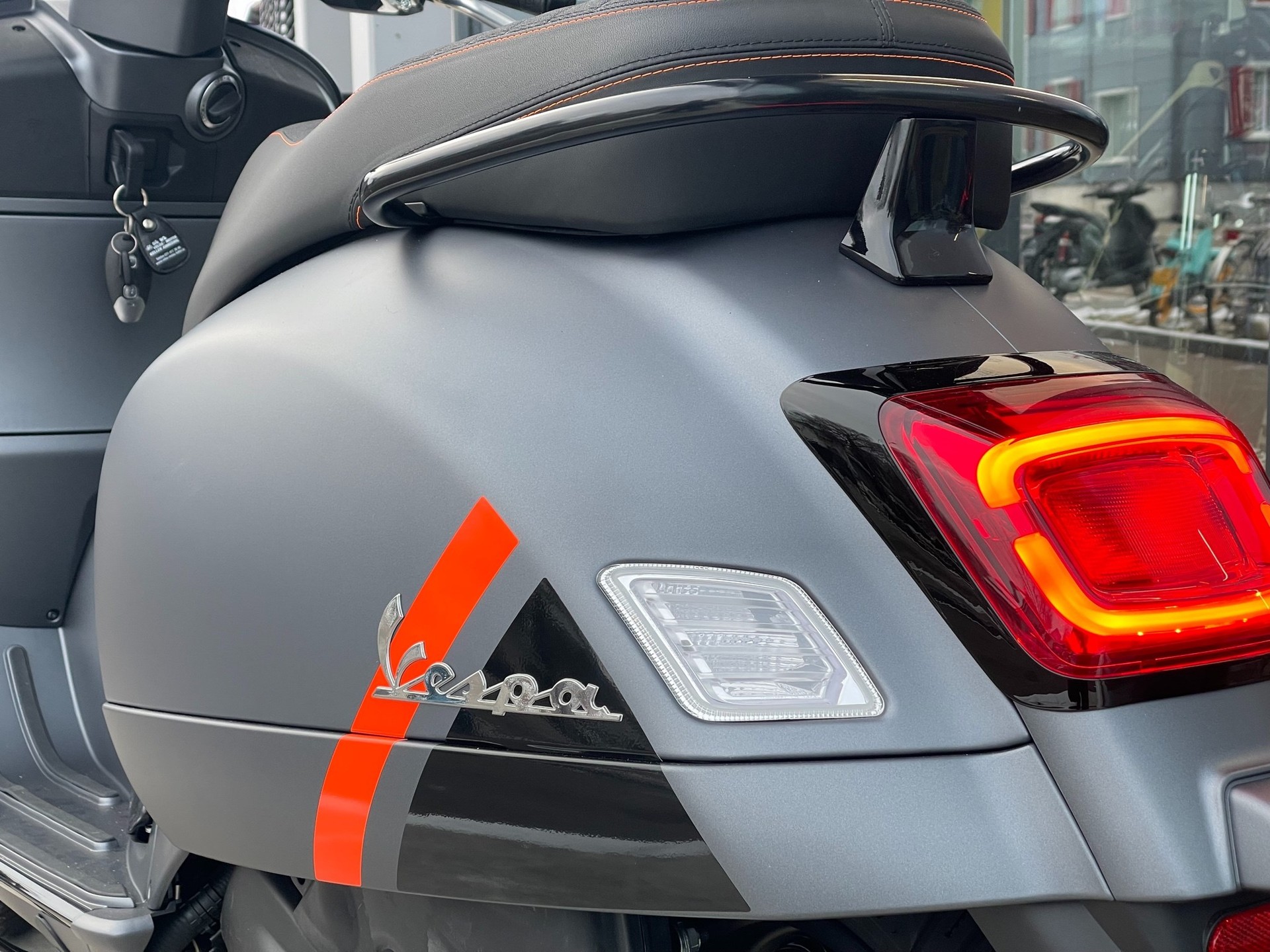 PIAGGIO Vespa GTS 300 Super Sport ABS-image-1