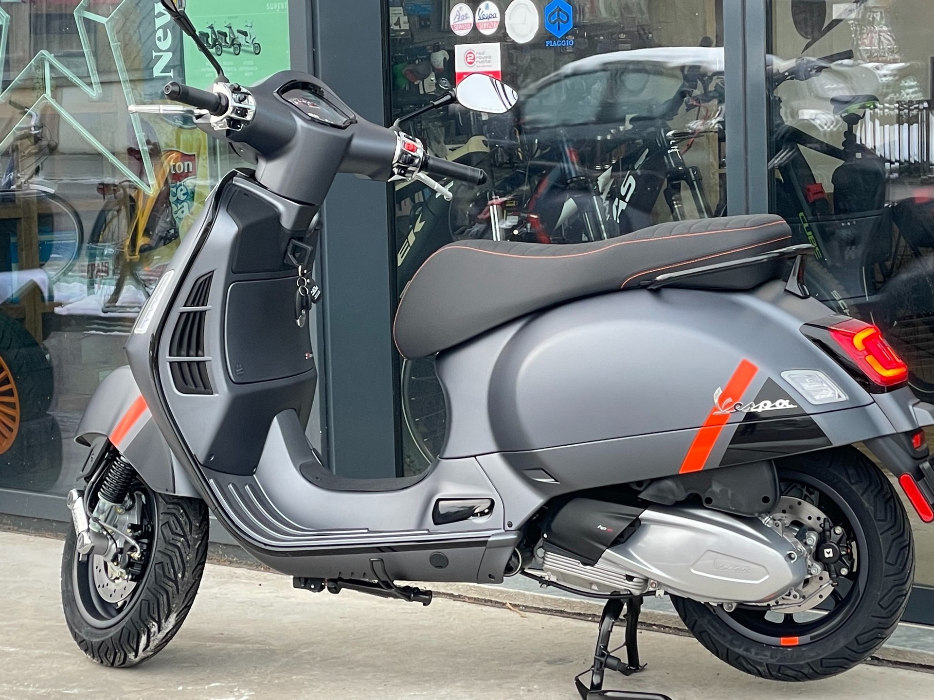 PIAGGIO Vespa GTS 300 Super Sport ABS-image-9
