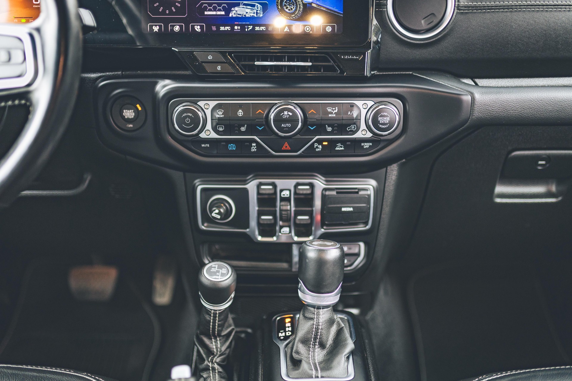 JEEP Wrangler 2.0 PHEV Unlimited Sahara Automatic-image-8