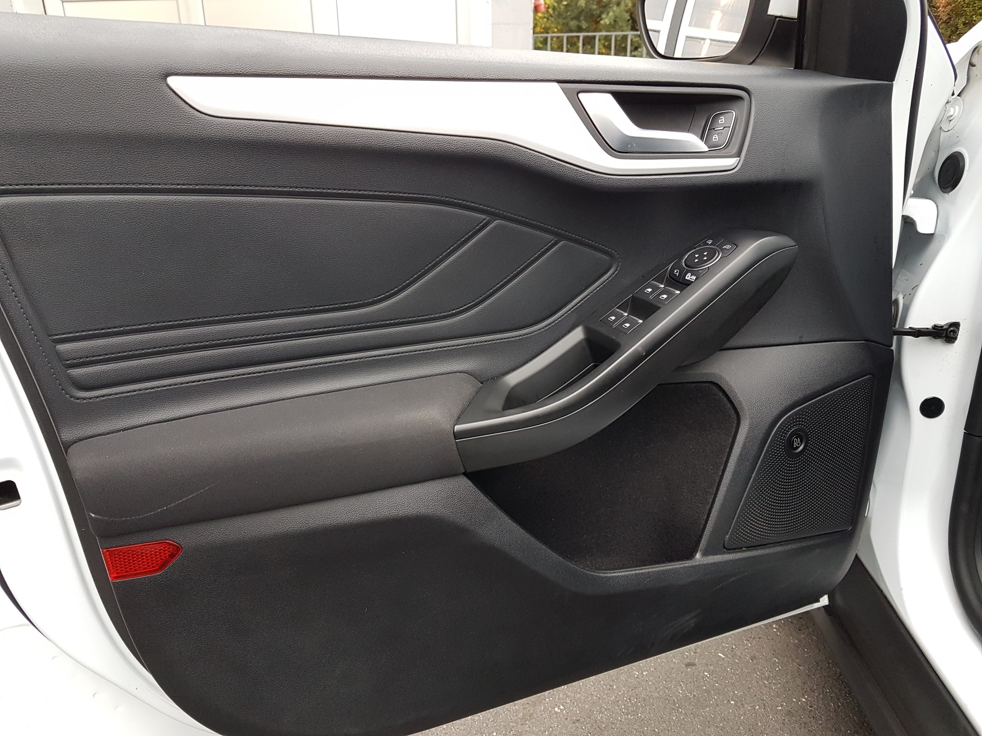 FORD Focus 1.0 SCTi Cool Connect Automatic-image-9