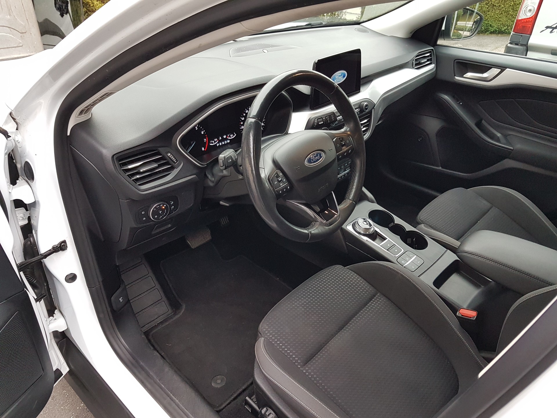 FORD Focus 1.0 SCTi Cool Connect Automatic-image-8