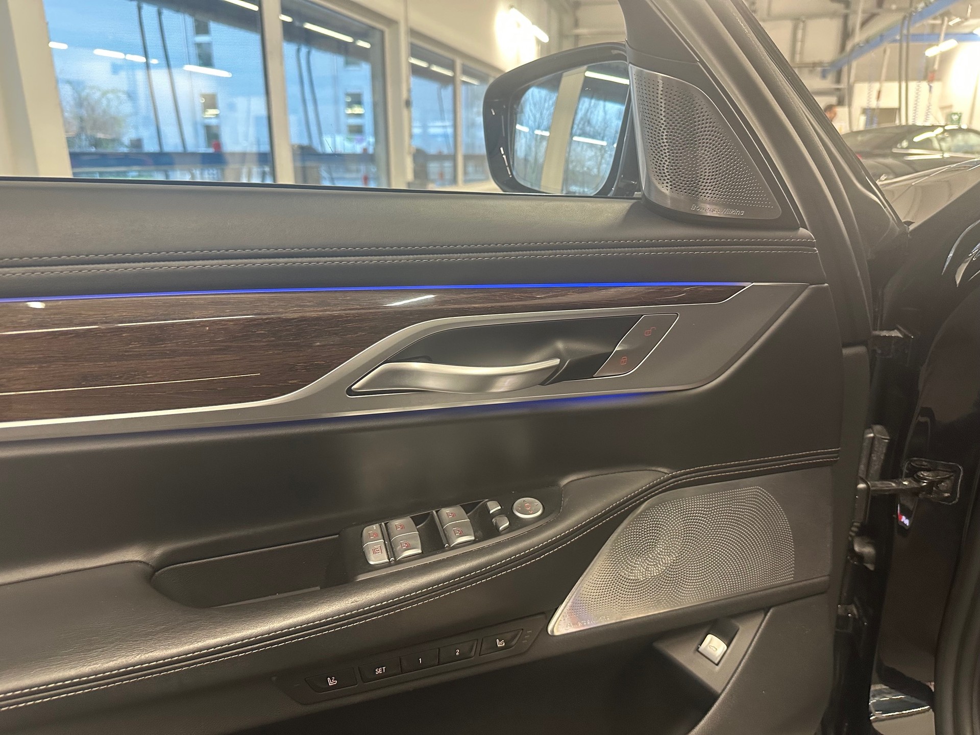 BMW 750i xDrive Steptronic-image-17