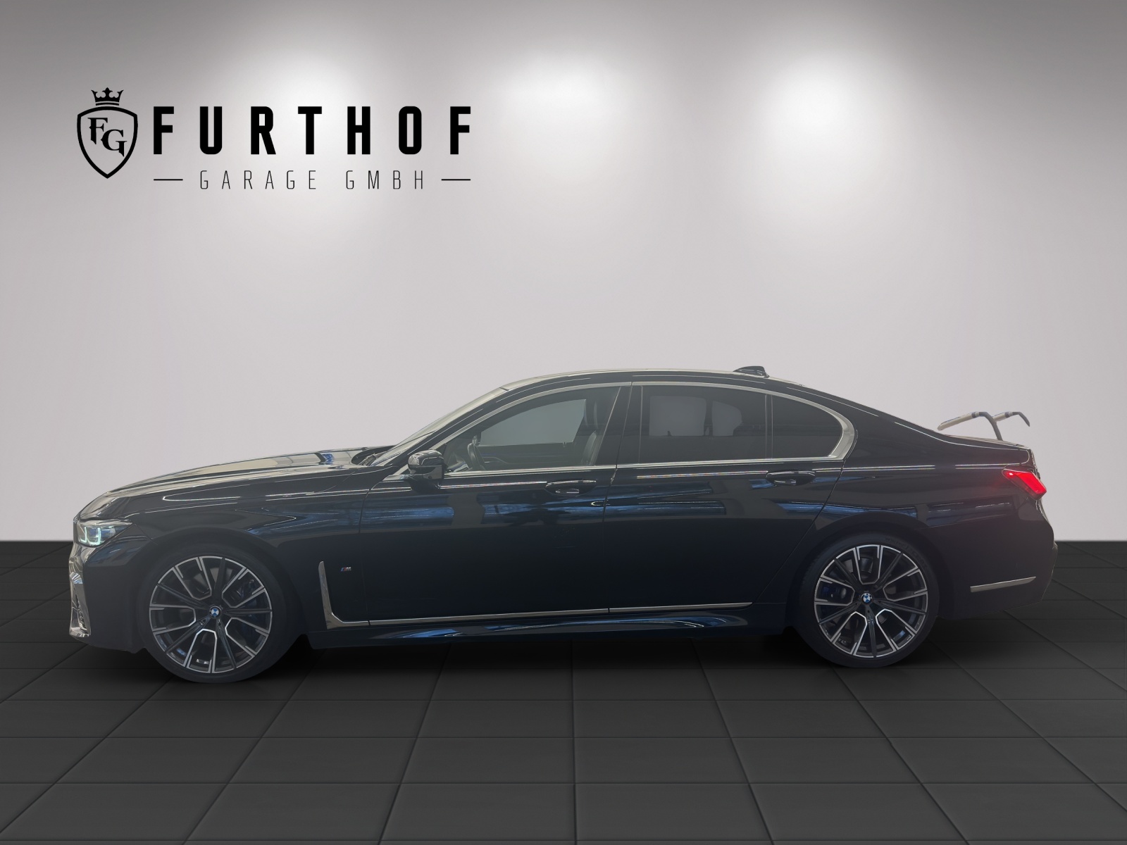 BMW 750i xDrive Steptronic-showroom-element-2
