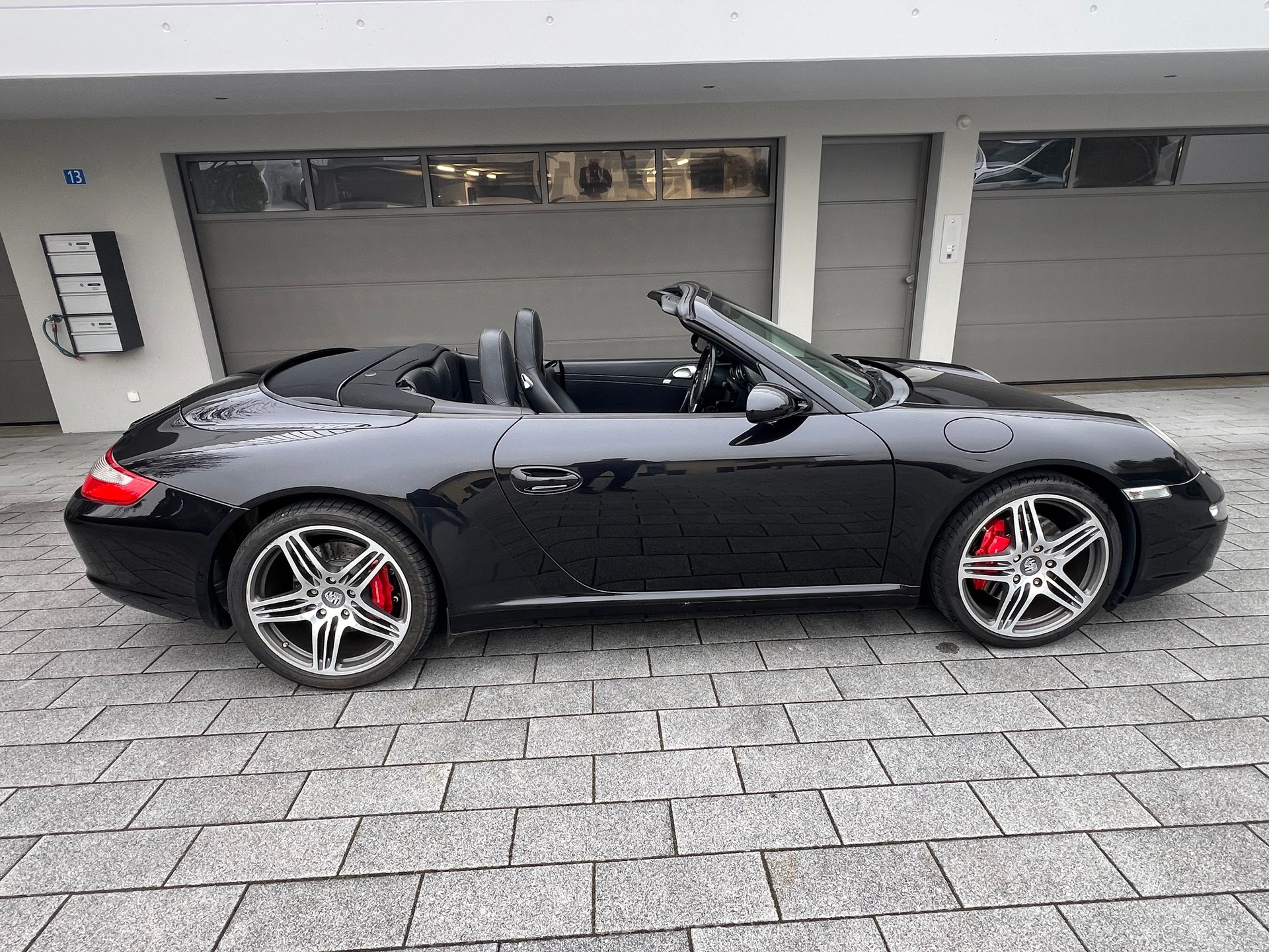 PORSCHE 911 Cabrio Carrera S-image-1
