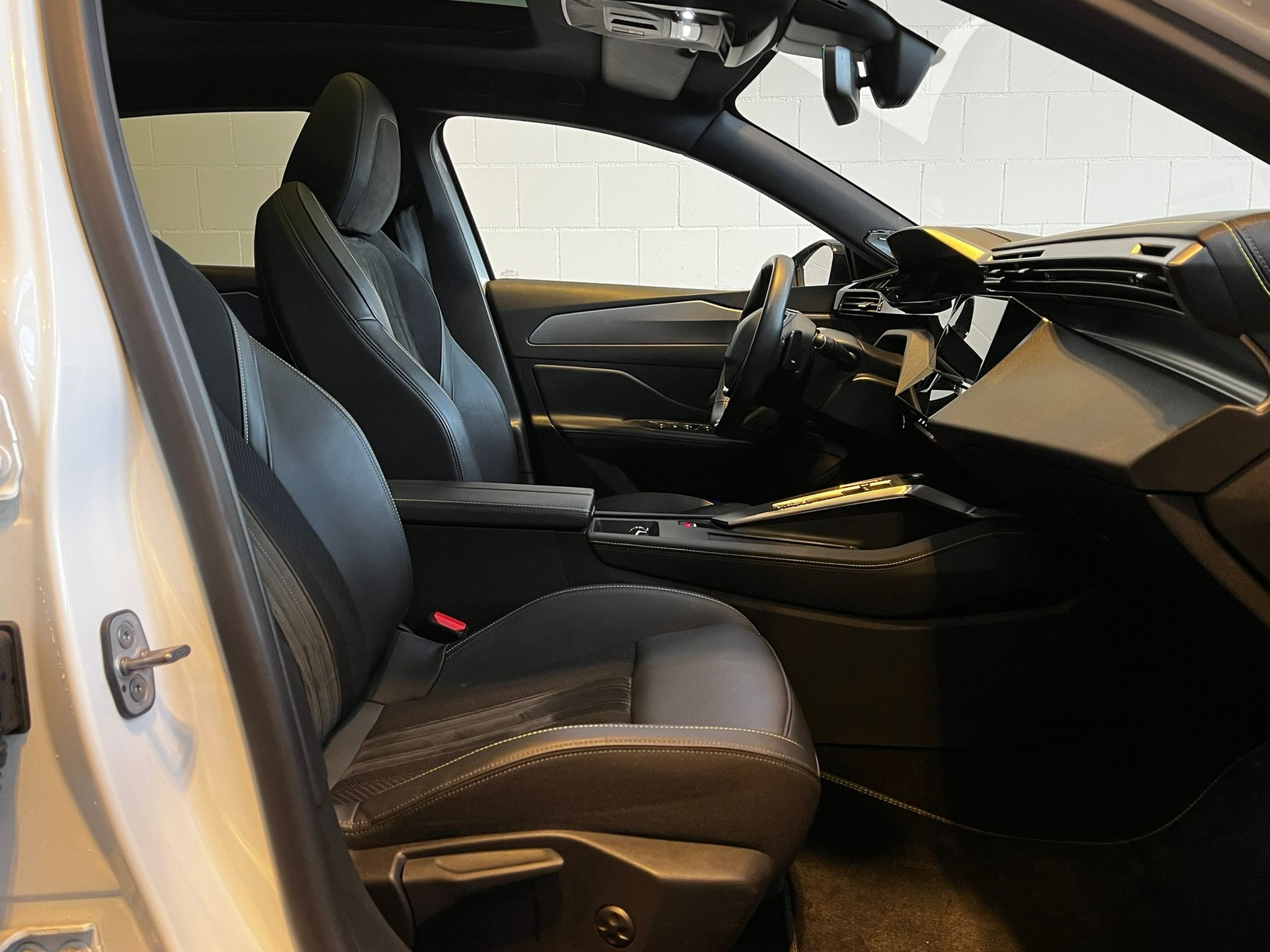 PEUGEOT 308 1.2 Pure Tech GT EAT8-image-16