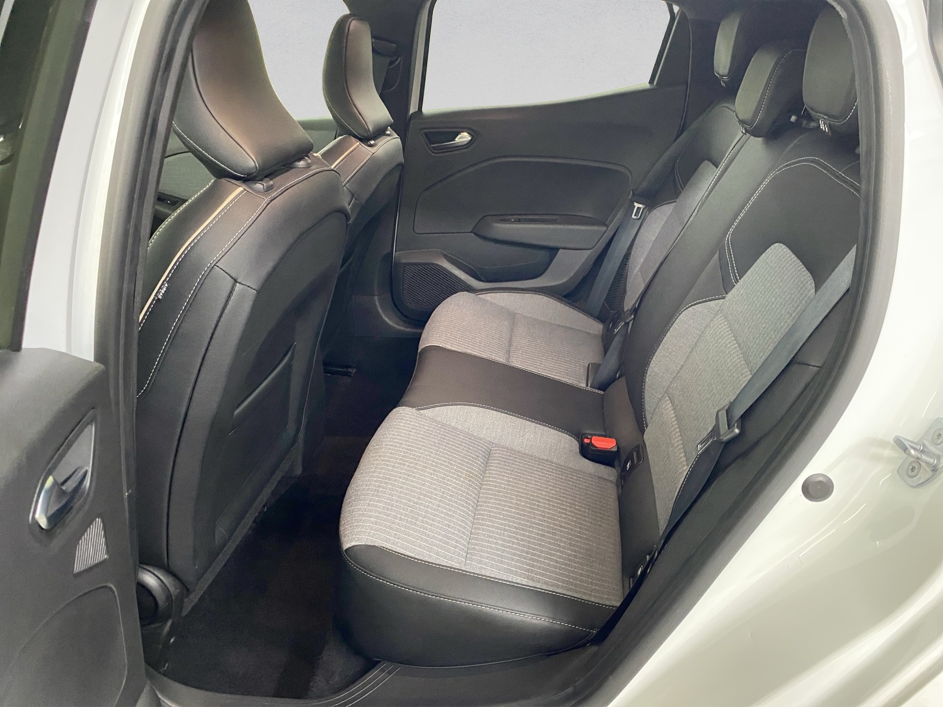 RENAULT Clio 1.6 E-Tech Techno-image-19