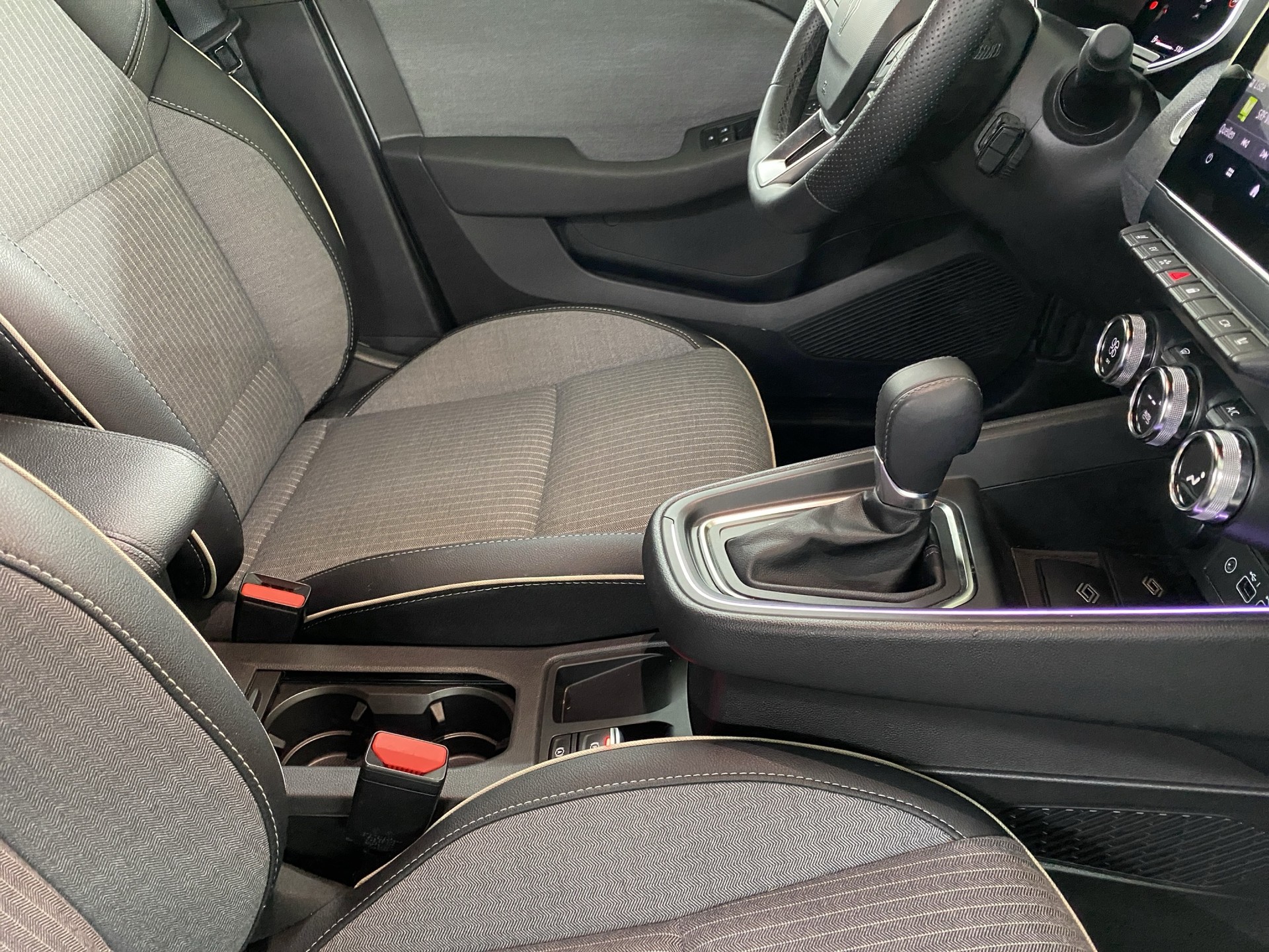 RENAULT Clio 1.6 E-Tech Techno-image-17