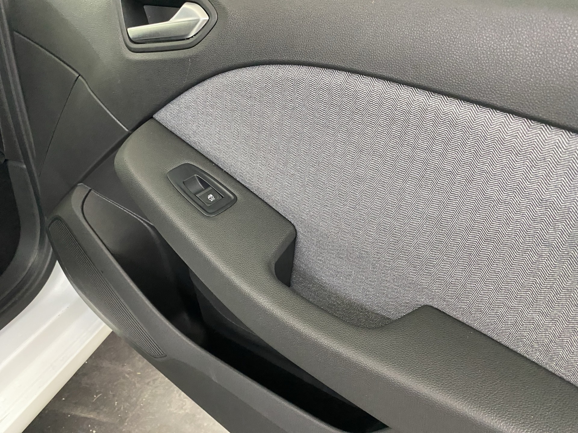 RENAULT Clio 1.6 E-Tech Techno-image-18
