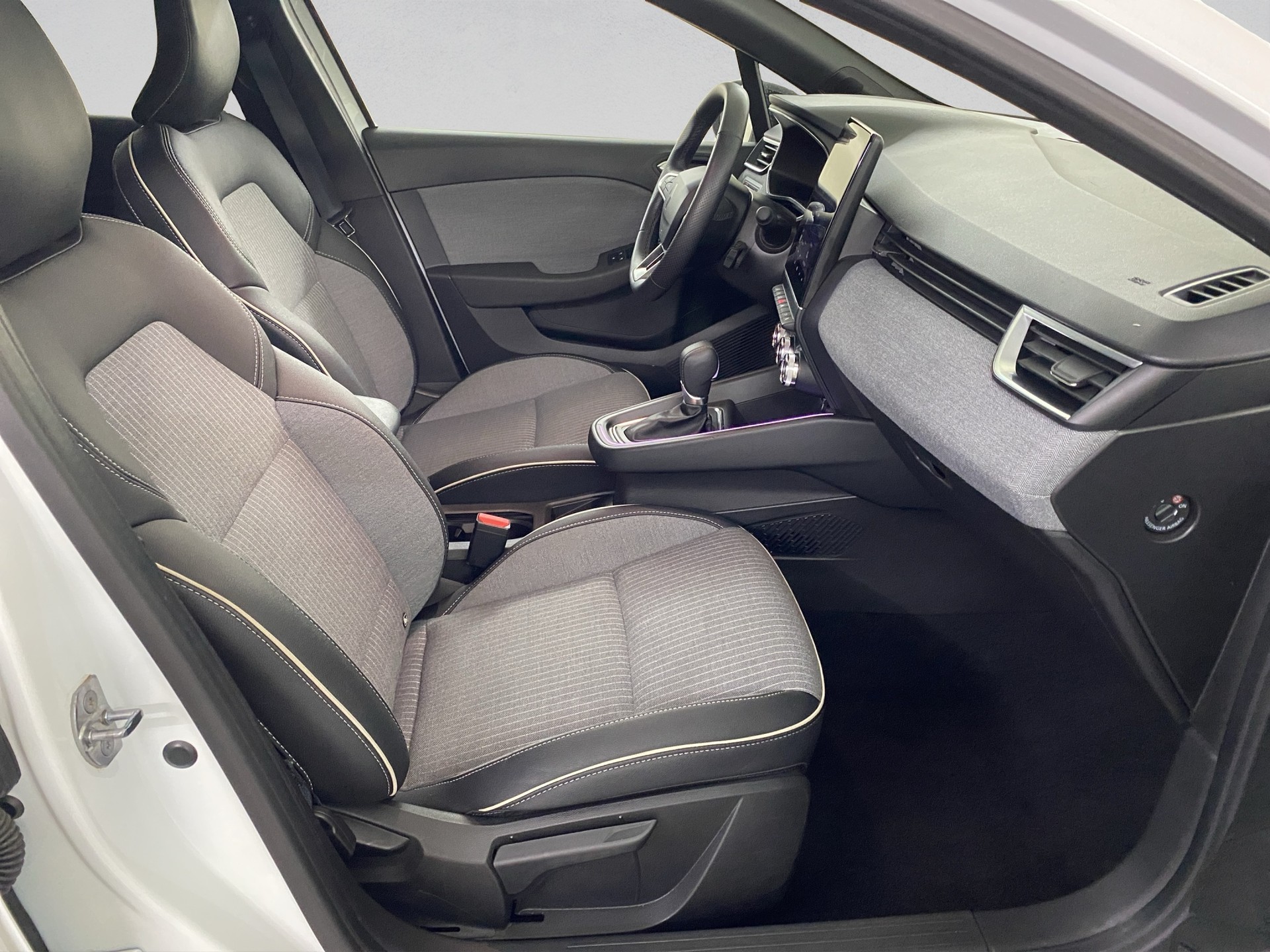 RENAULT Clio 1.6 E-Tech Techno-image-16