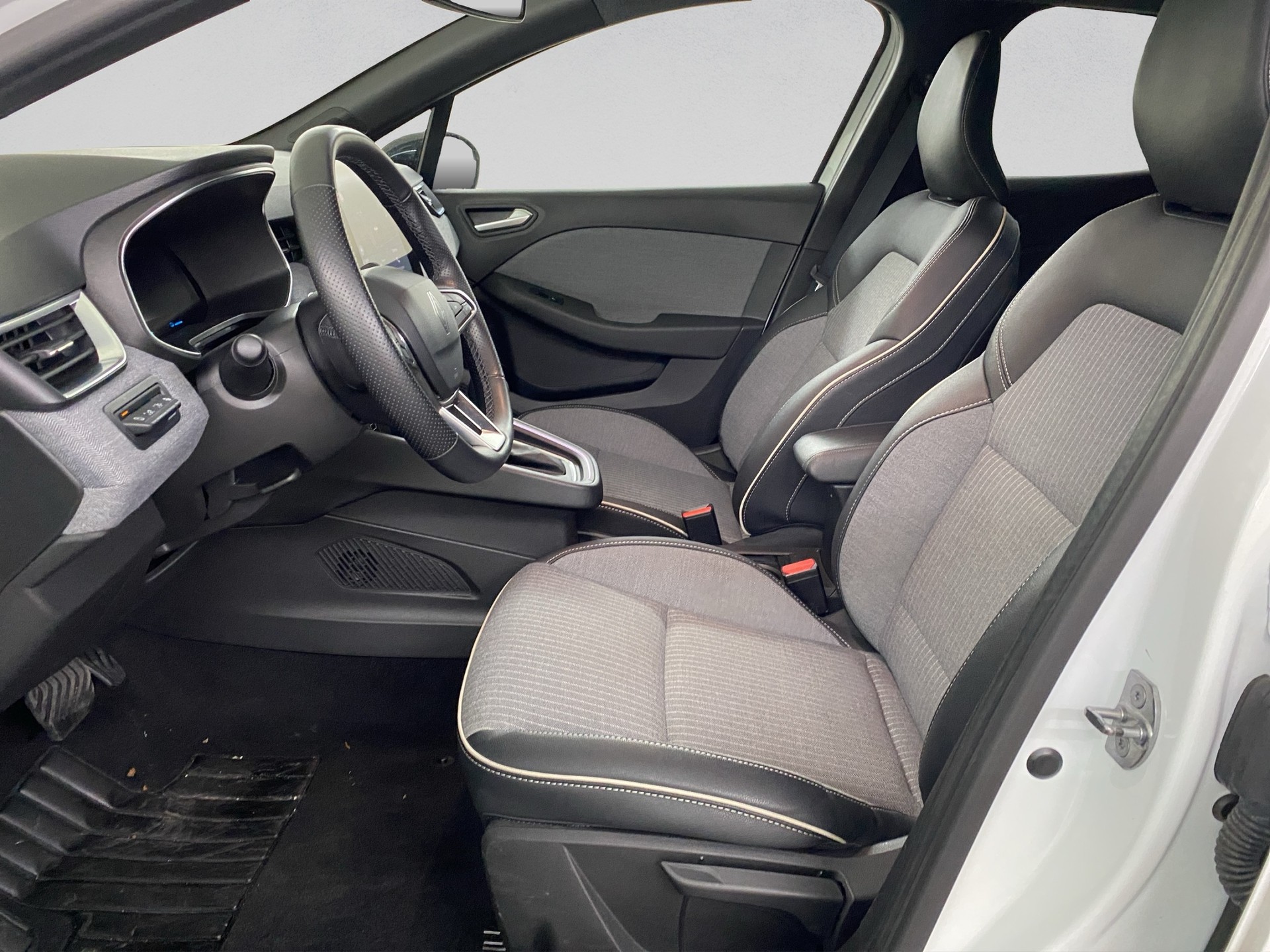 RENAULT Clio 1.6 E-Tech Techno-image-8