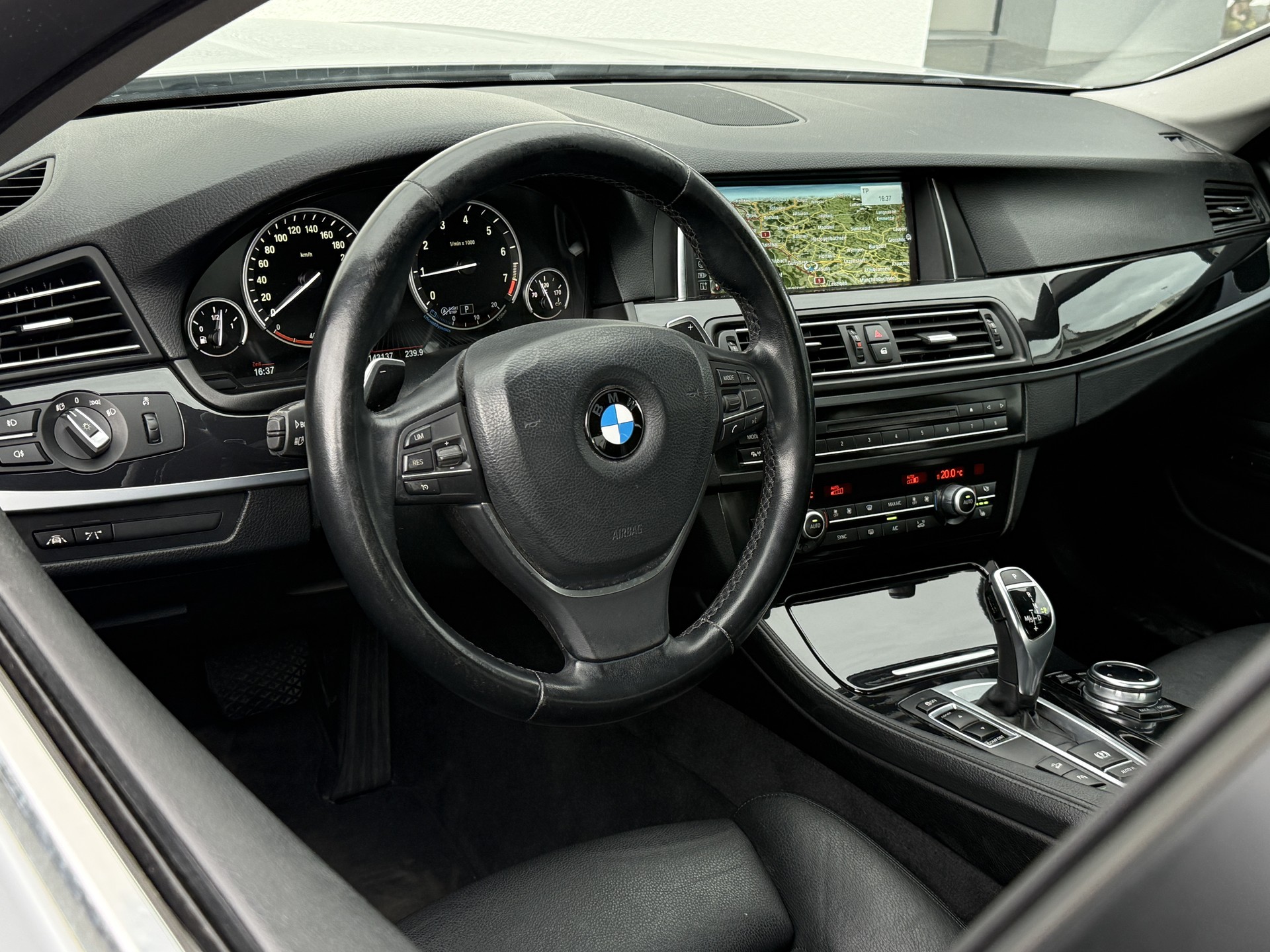 BMW 528i xDrive Steptronic-image-12