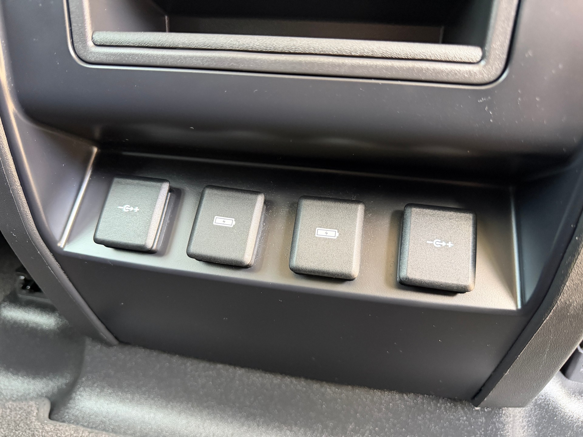 LAND ROVER Defender 110 D240 SD4 S AT8-image-19
