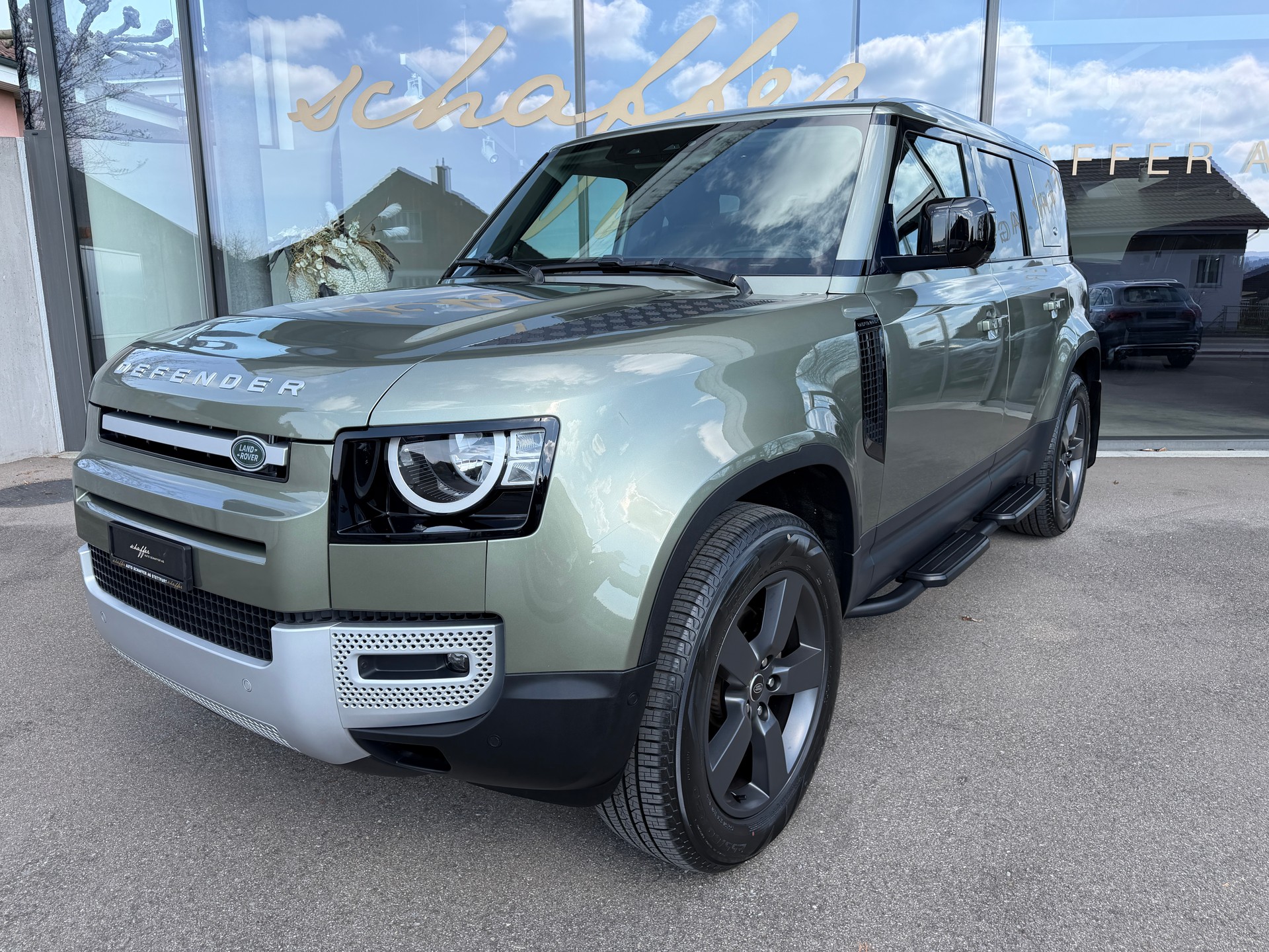 LAND ROVER Defender 110 D240 SD4 S AT8-showroom-element-1