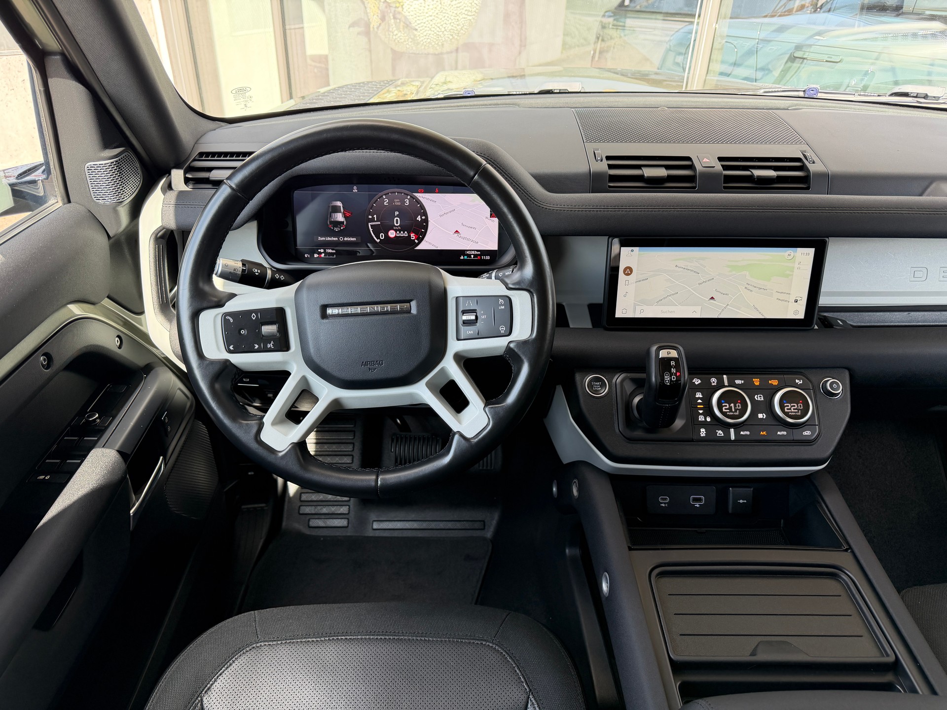 LAND ROVER Defender 110 D240 SD4 S AT8-image-16