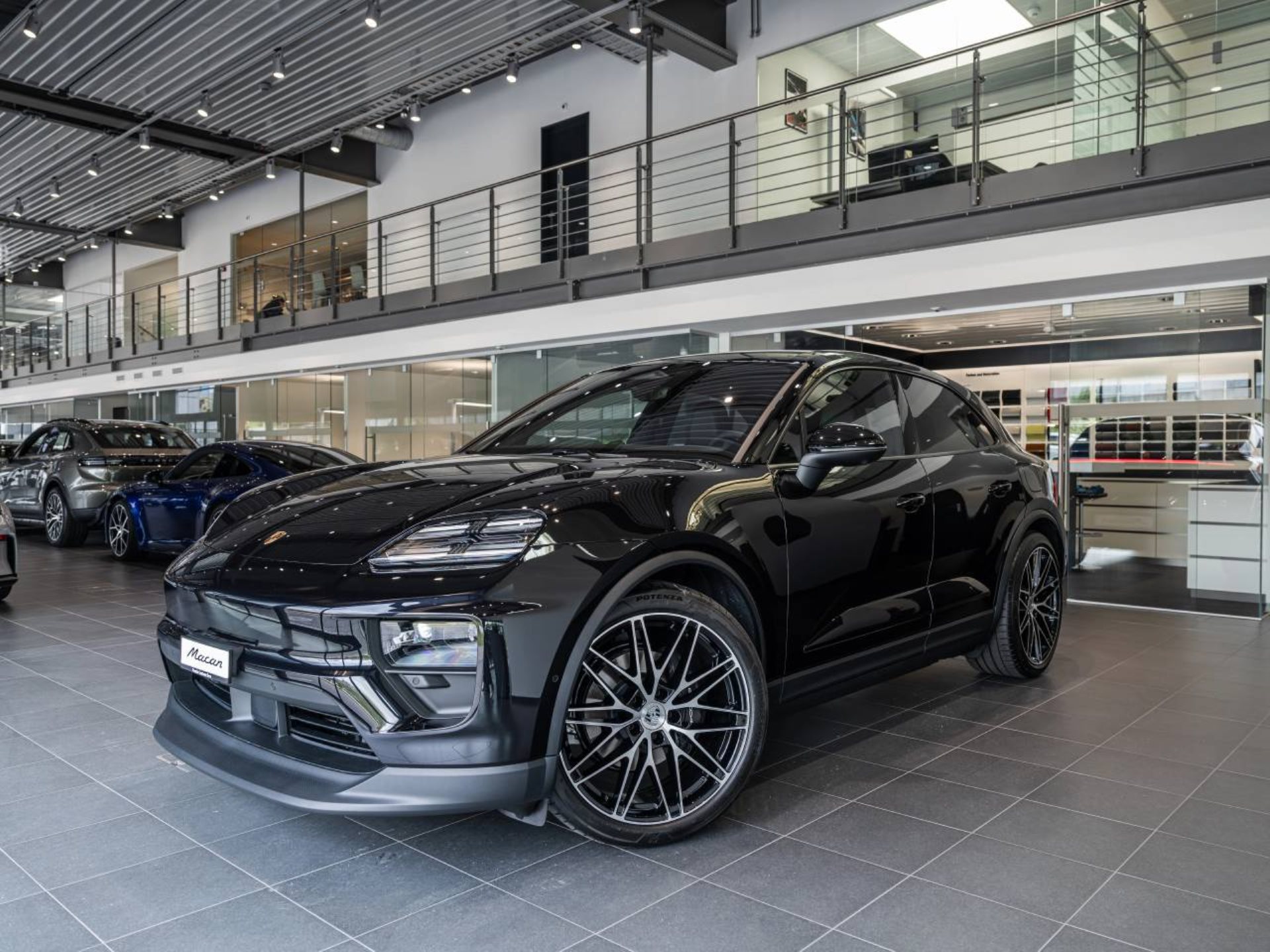PORSCHE Macan-image-8