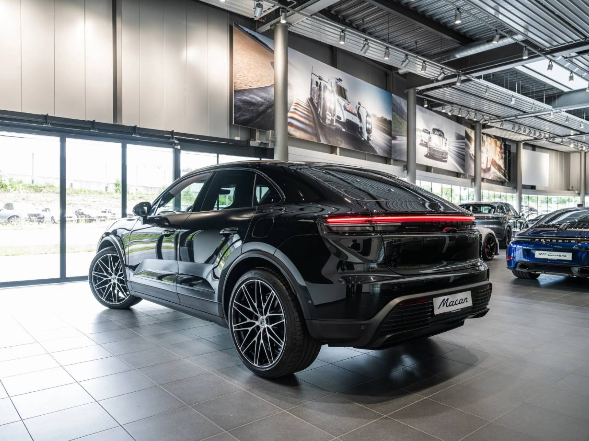 PORSCHE Macan-image-7