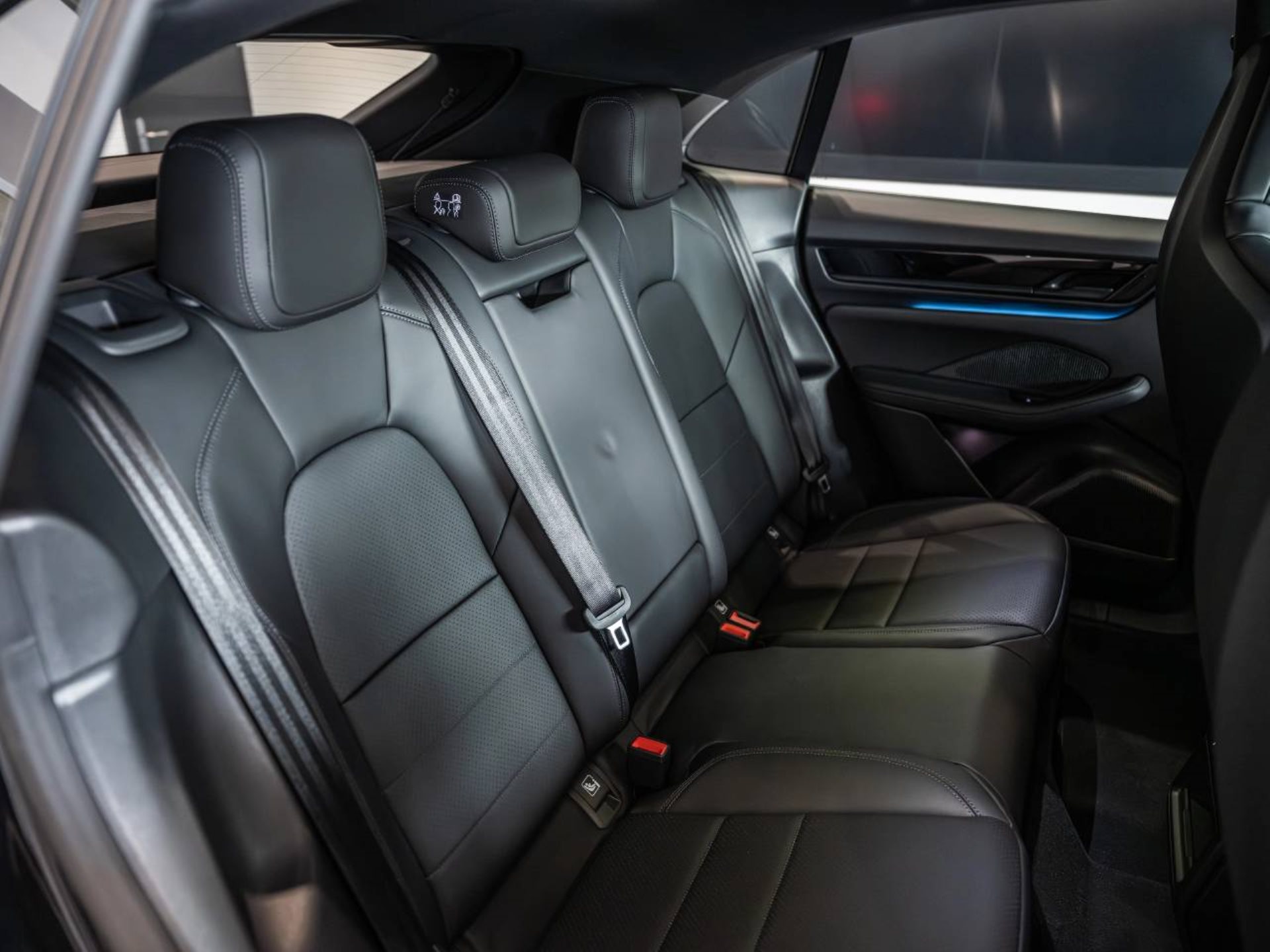 PORSCHE Macan-image-23