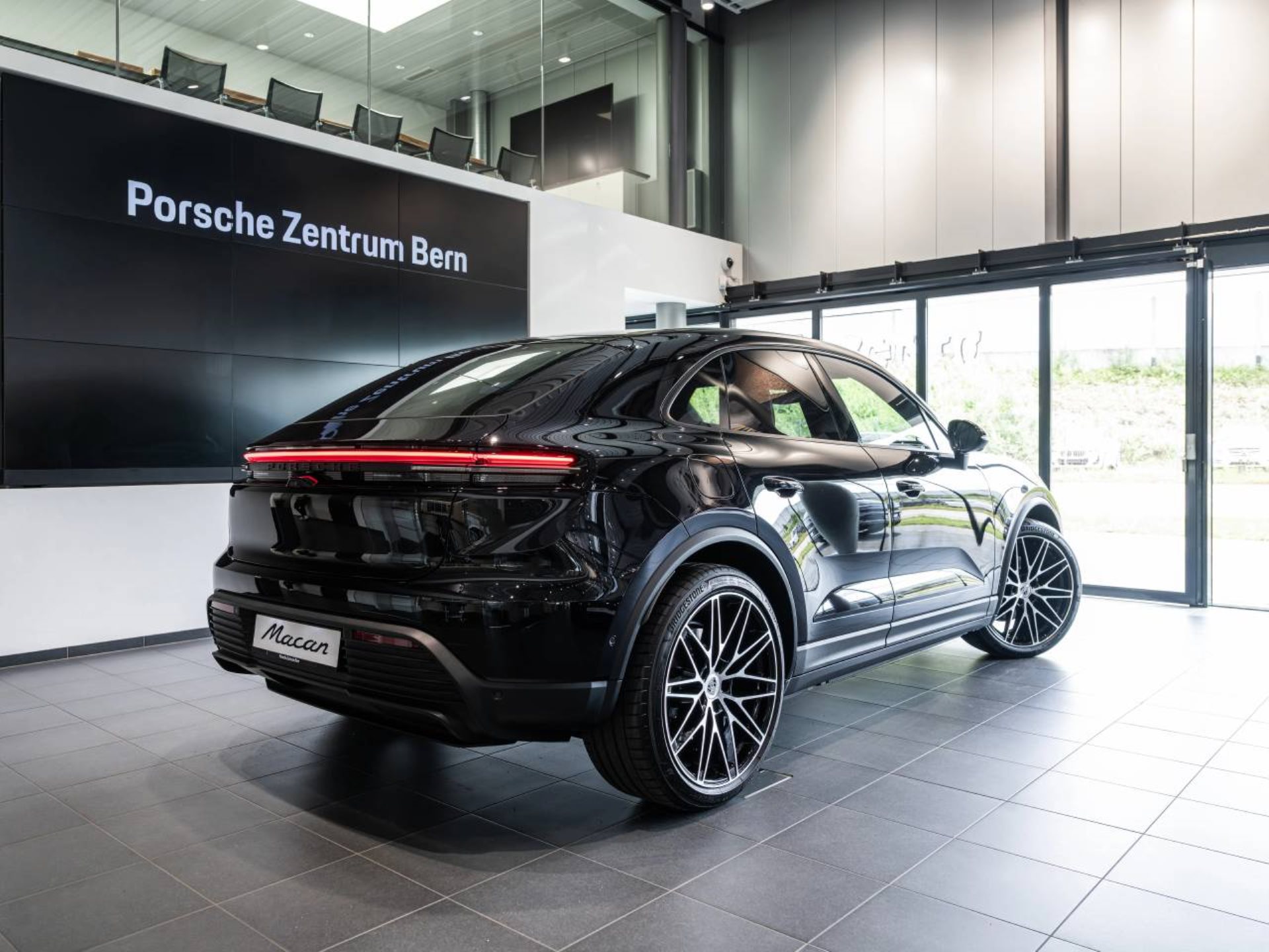 PORSCHE Macan-image-2