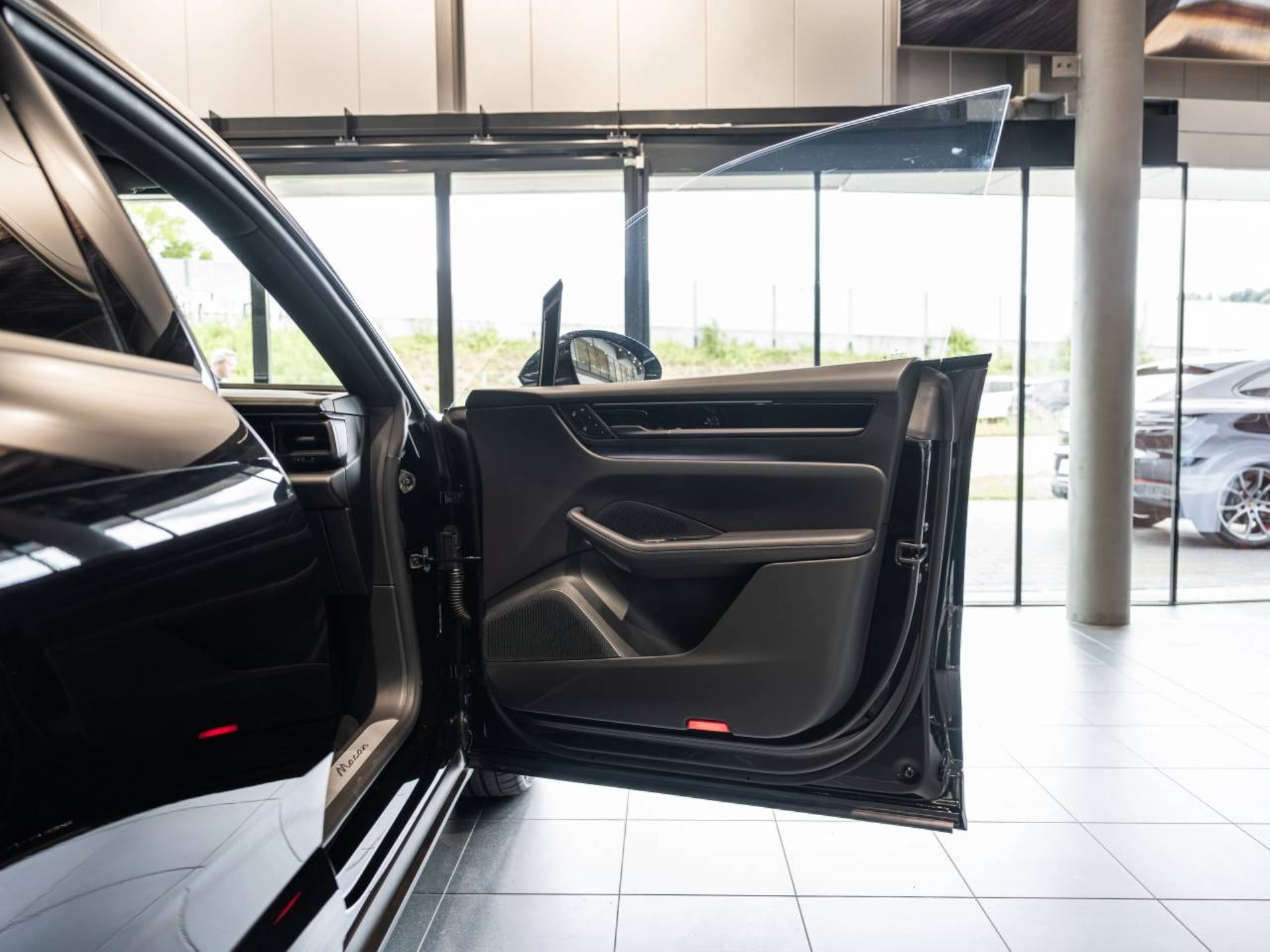 PORSCHE Macan-image-21