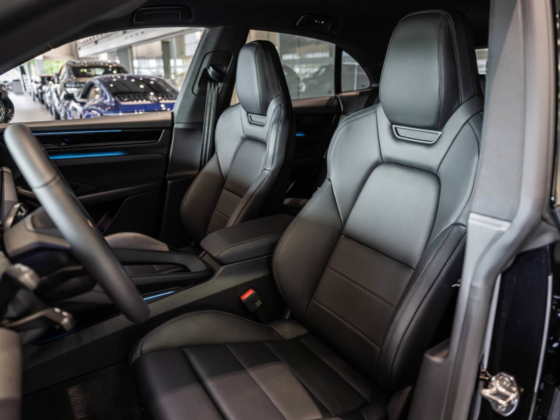 PORSCHE Macan-image-4