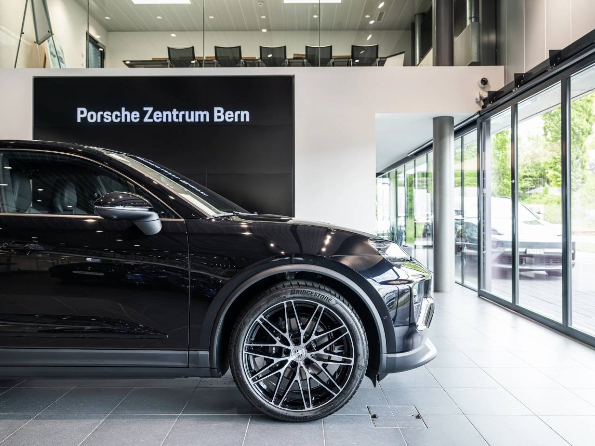 PORSCHE Macan-image-12