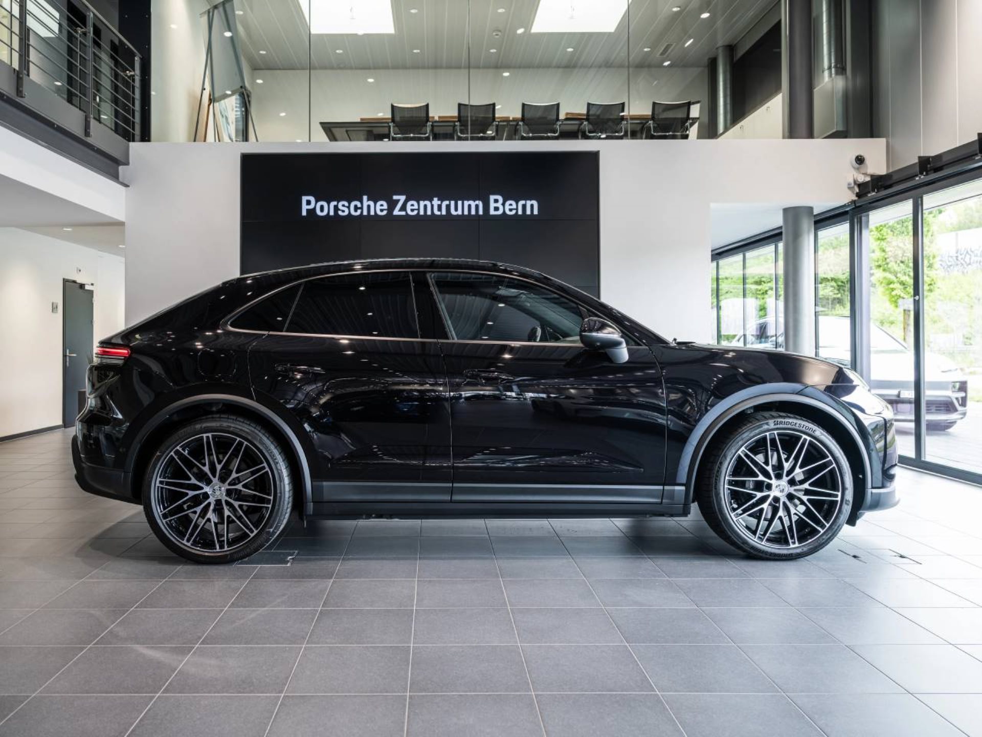 PORSCHE Macan-image-1