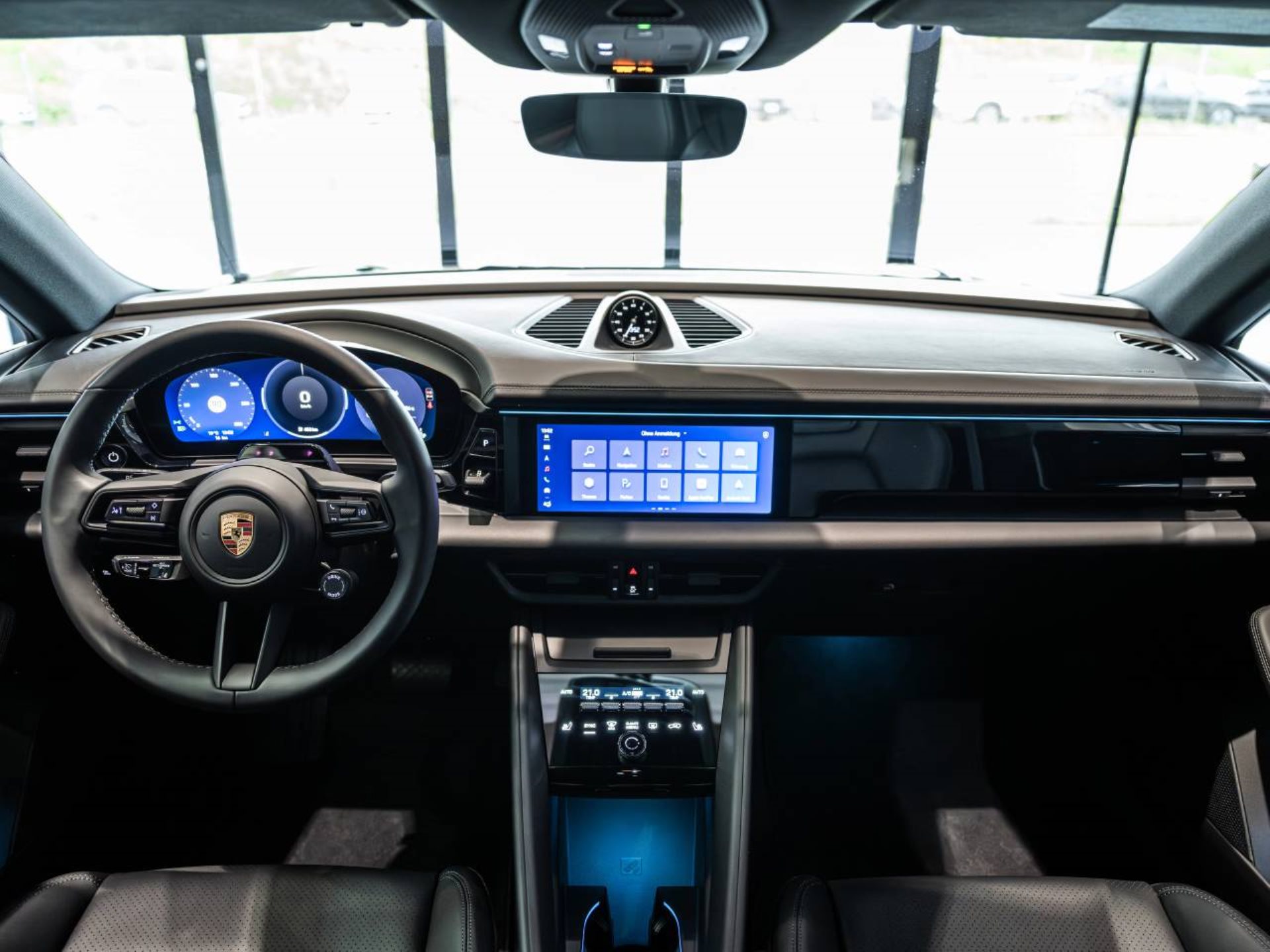 PORSCHE Macan-image-16
