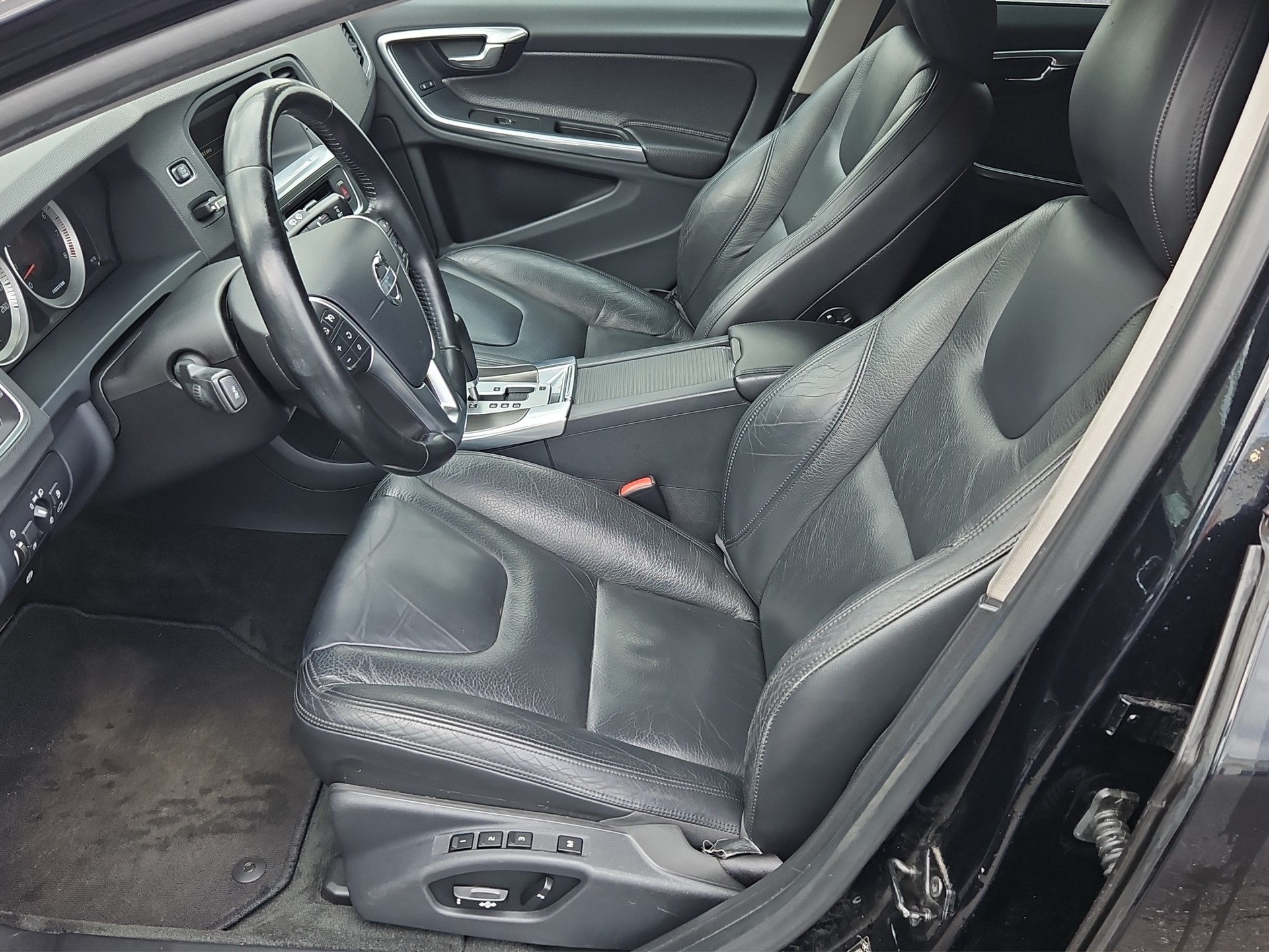 VOLVO V60 T6 AWD Summum Geartronic-image-9