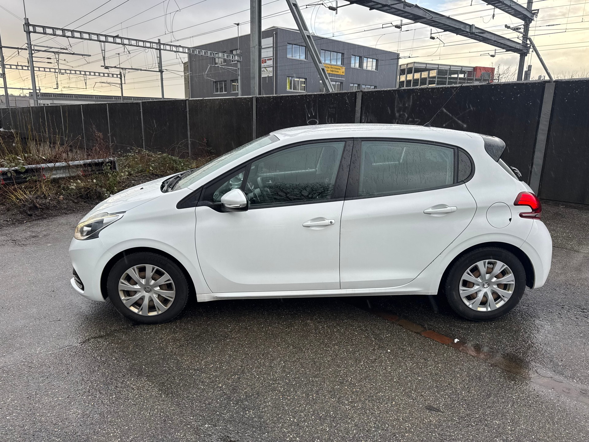 PEUGEOT 208-image-1