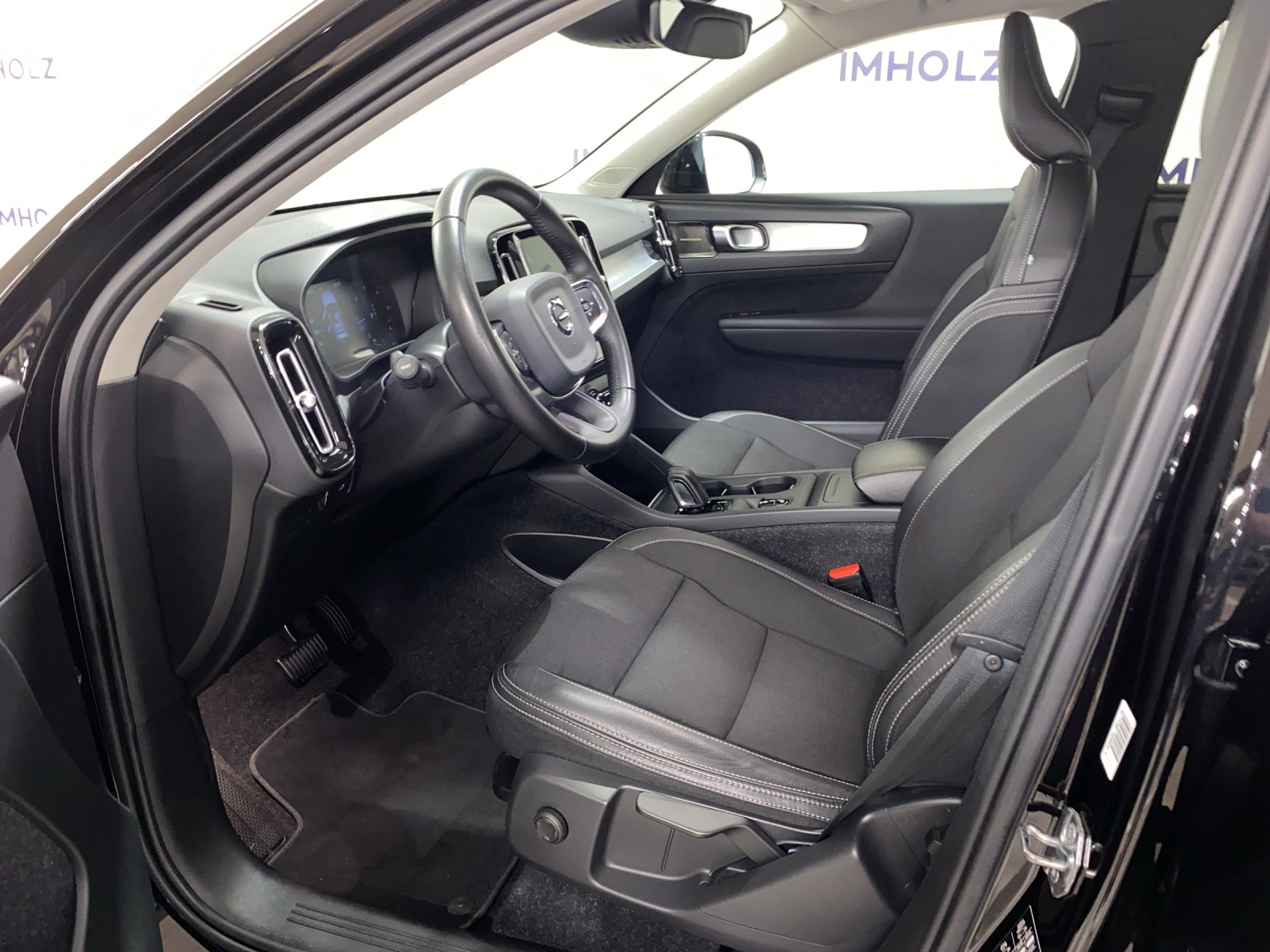 VOLVO XC40 2.0 D4 Momentum AWD-image-15